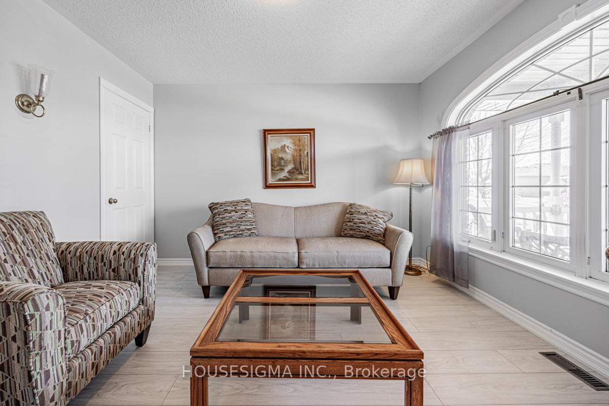 Photo 13 of 12 Low Boulevard, Uxbridge — HOMEH