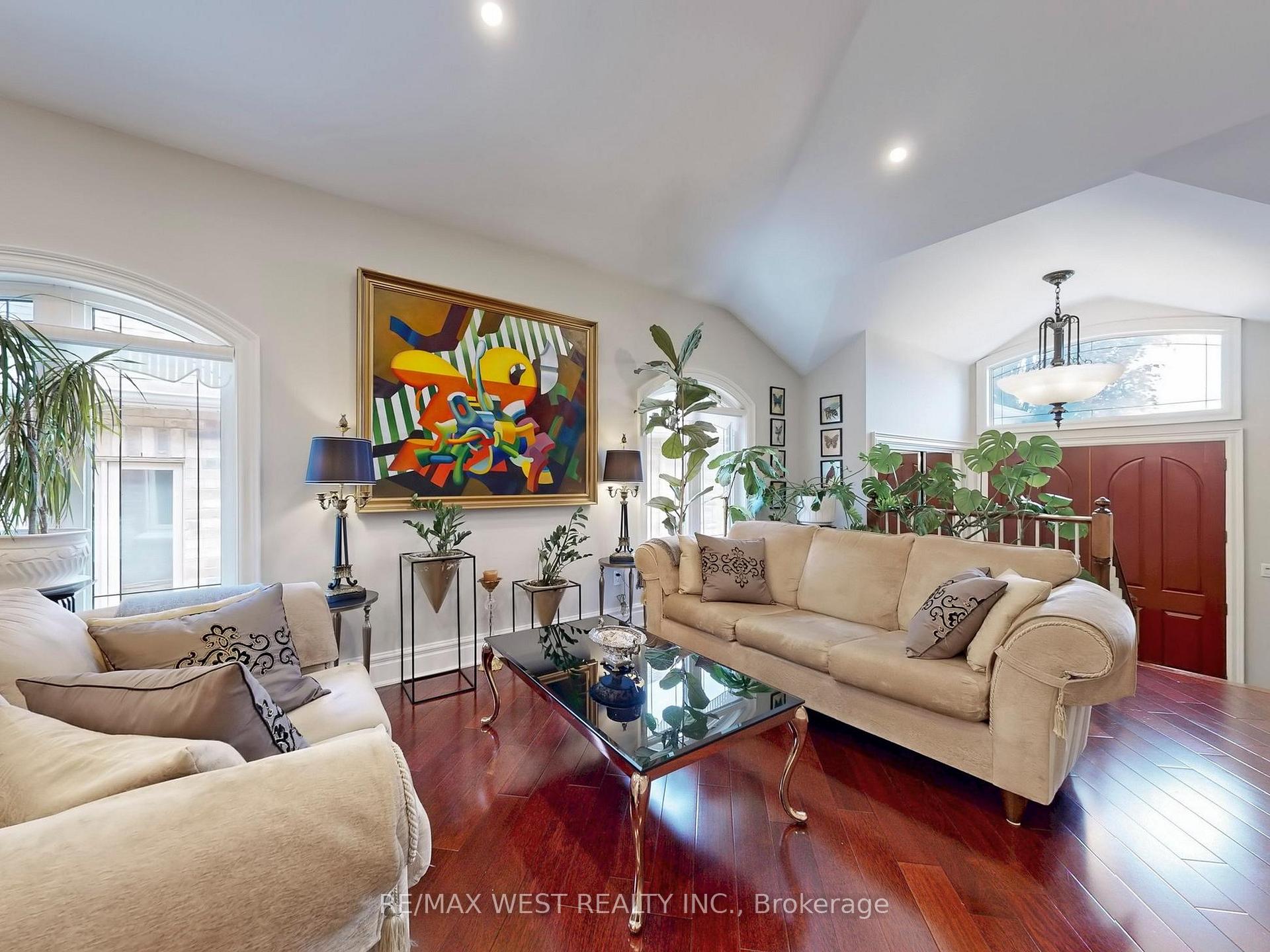 Photo 4 of 76 Petticoat Road, Vaughan, Patterson — HOMEH