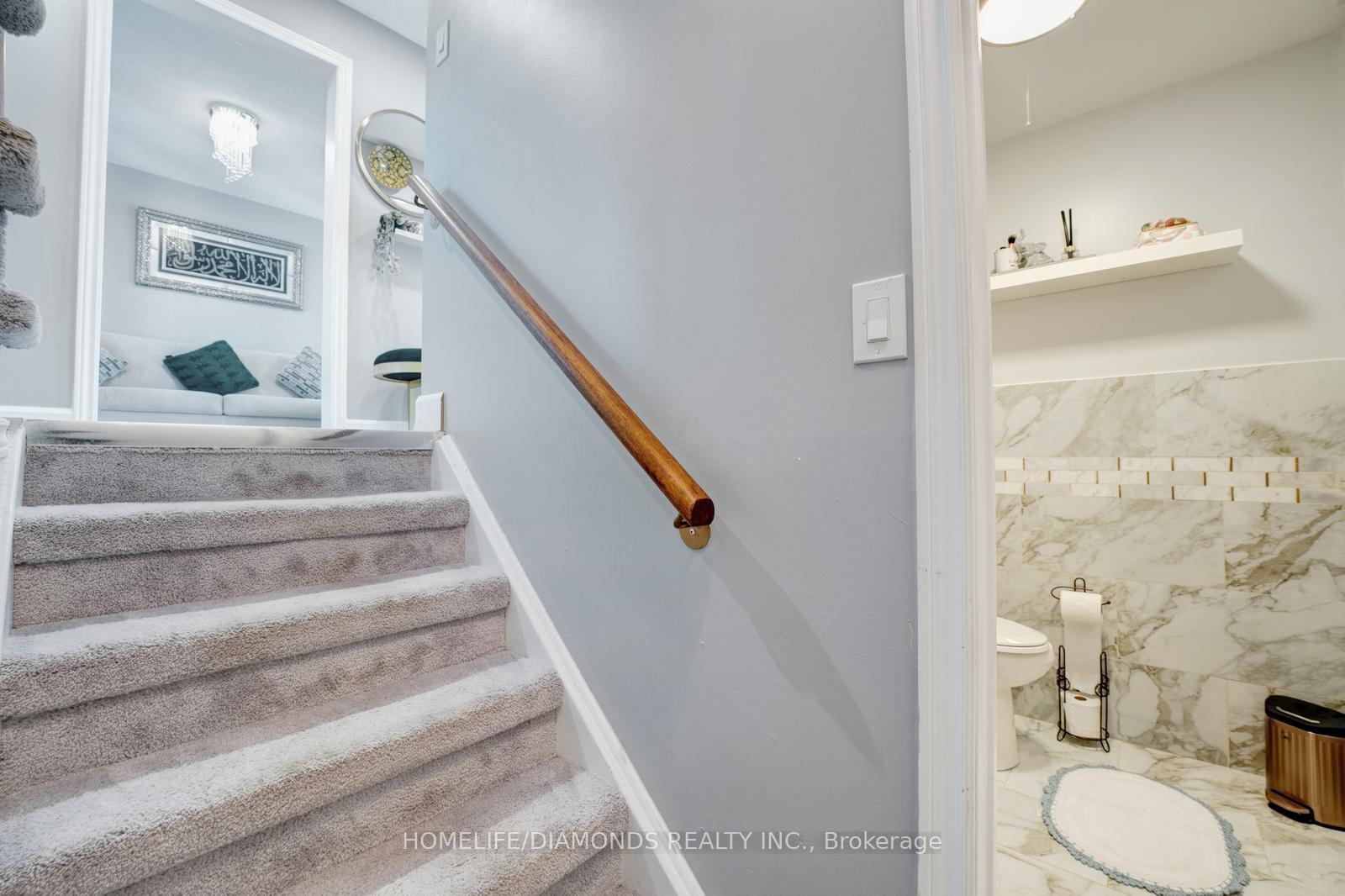 Photo 4 of 68 Heritage Court, Barrie, Painswick South — HOMEH