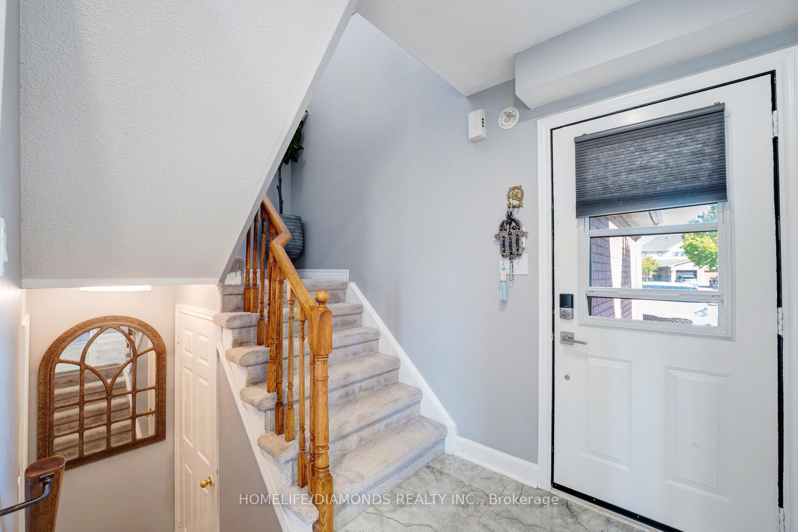 Photo 5 of 68 Heritage Court, Barrie, Painswick South — HOMEH