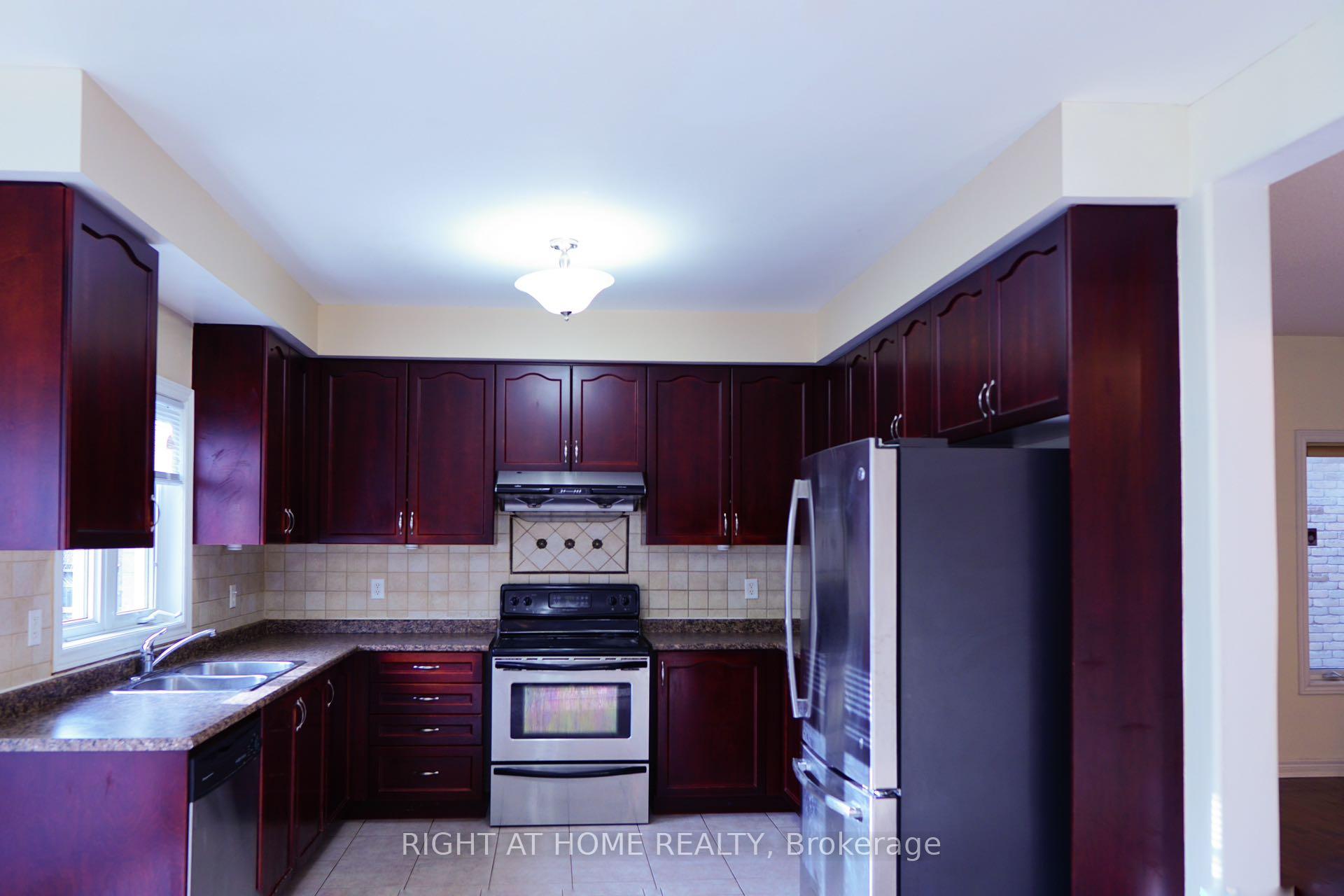 Photo 5 of 102 Rivington Avenue, Vaughan, Patterson — HOMEH