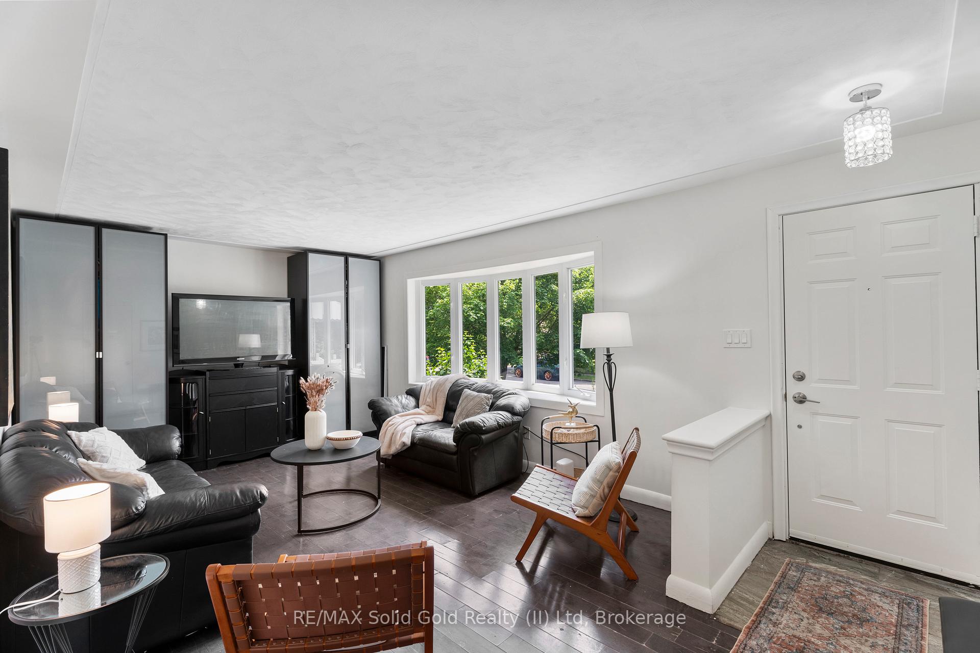 Photo 3 of 84 Elgin Crescent, Waterloo — HOMEH