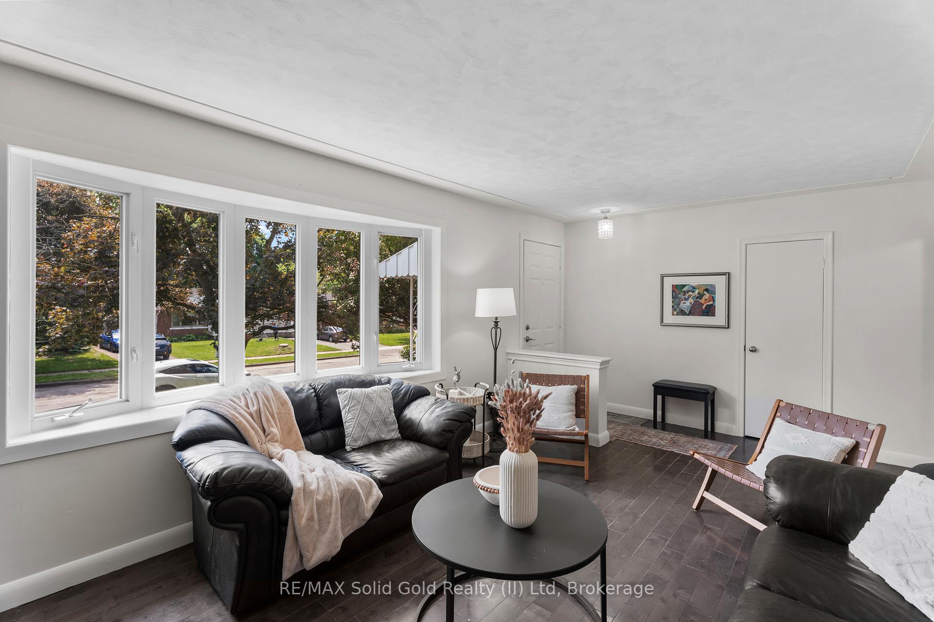 Photo 4 of 84 Elgin Crescent, Waterloo — HOMEH