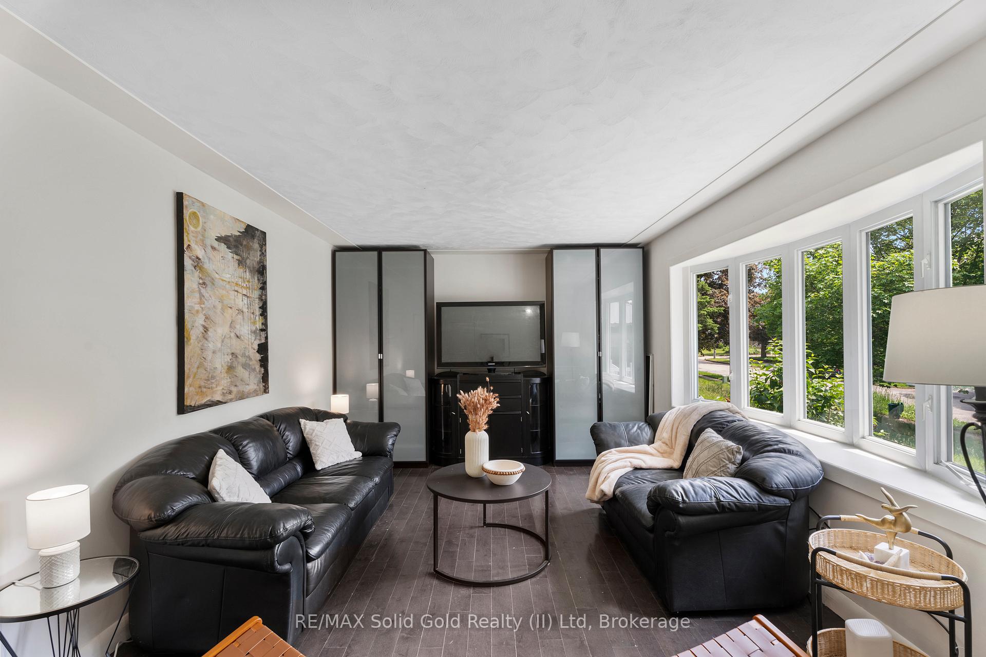 Photo 5 of 84 Elgin Crescent, Waterloo — HOMEH