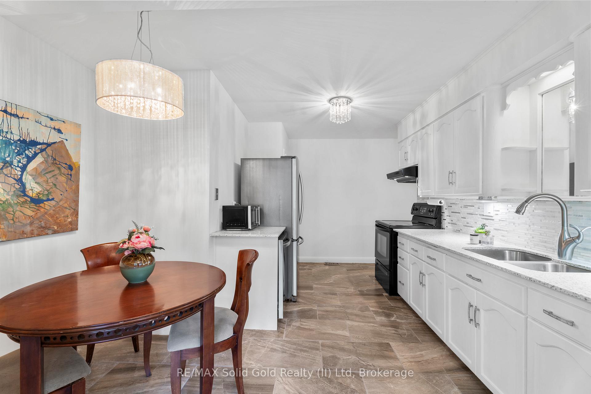 Photo 6 of 84 Elgin Crescent, Waterloo — HOMEH