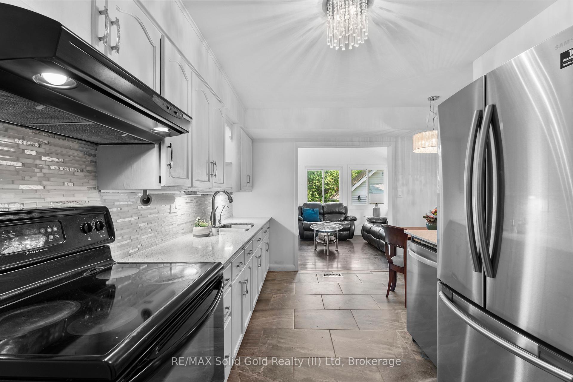 Photo 7 of 84 Elgin Crescent, Waterloo — HOMEH