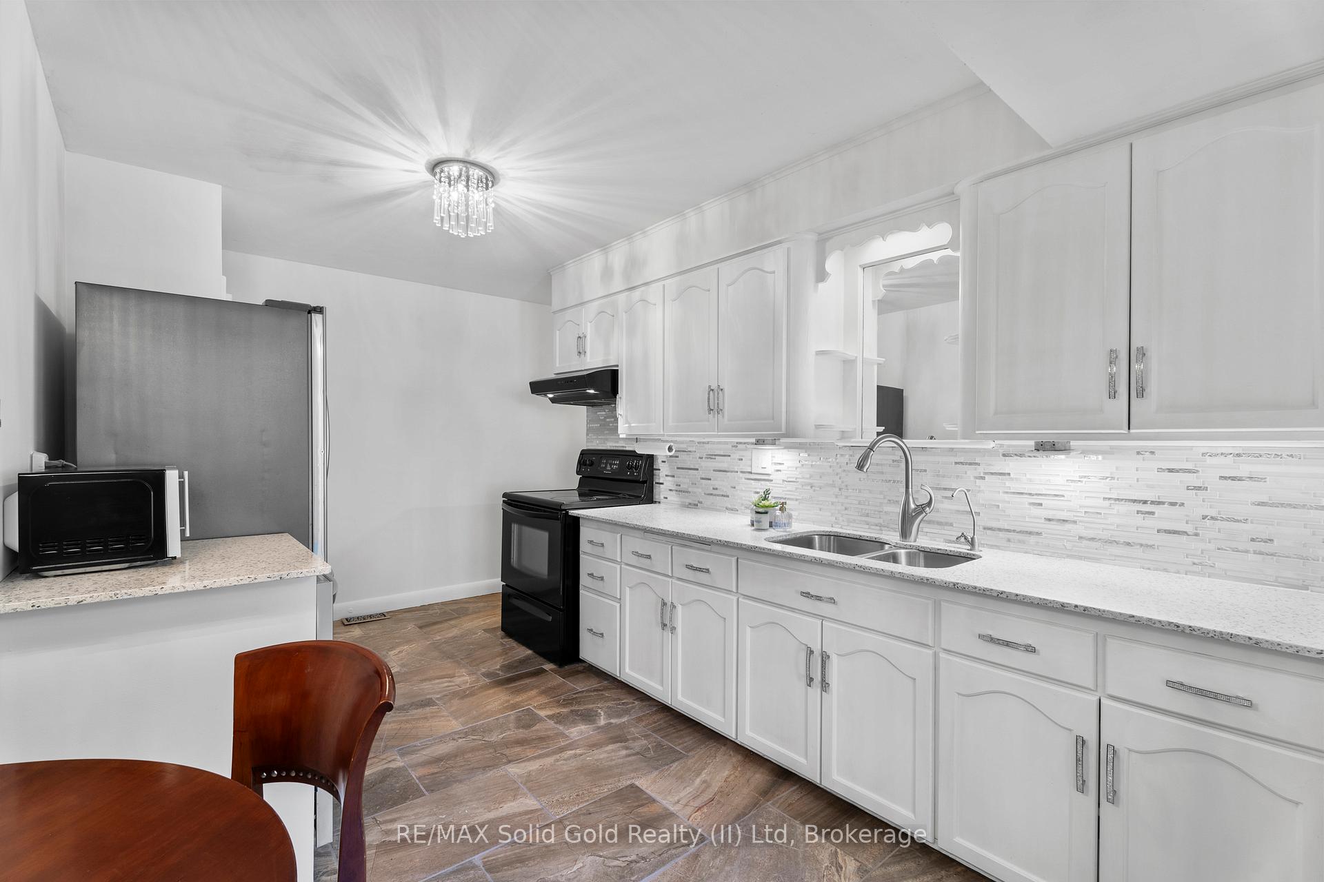 Photo 8 of 84 Elgin Crescent, Waterloo — HOMEH