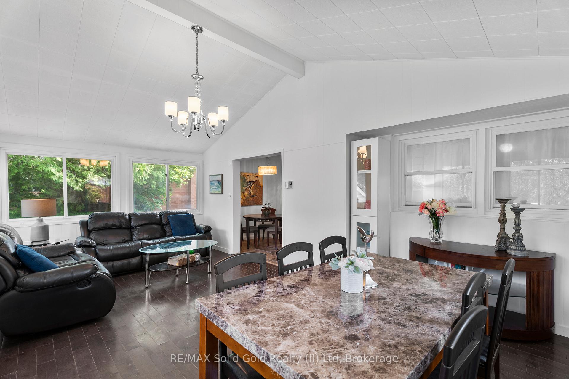 Photo 10 of 84 Elgin Crescent, Waterloo — HOMEH