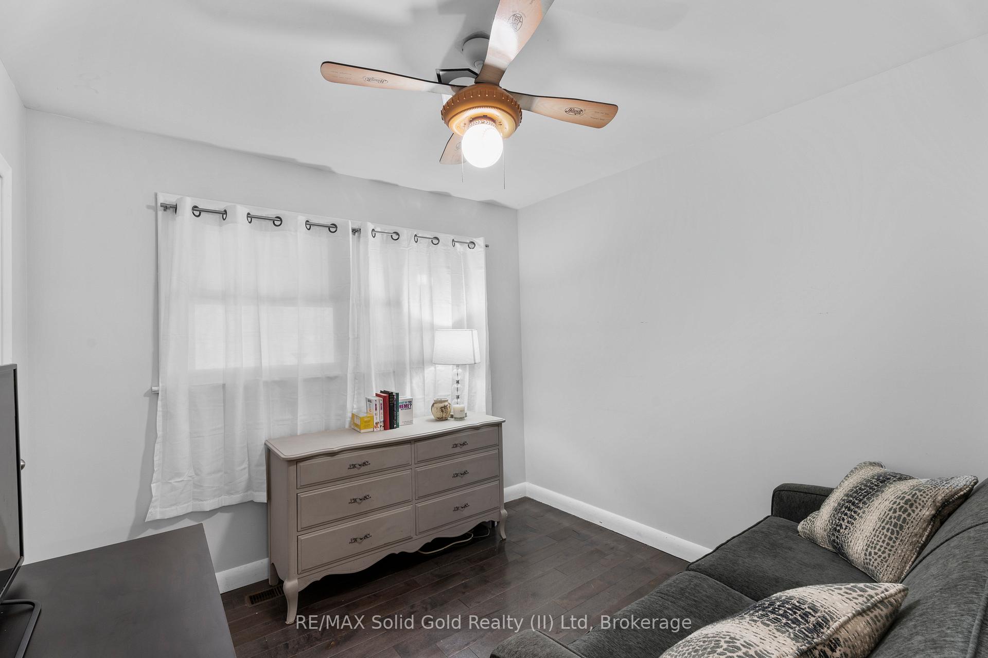Photo 13 of 84 Elgin Crescent, Waterloo — HOMEH