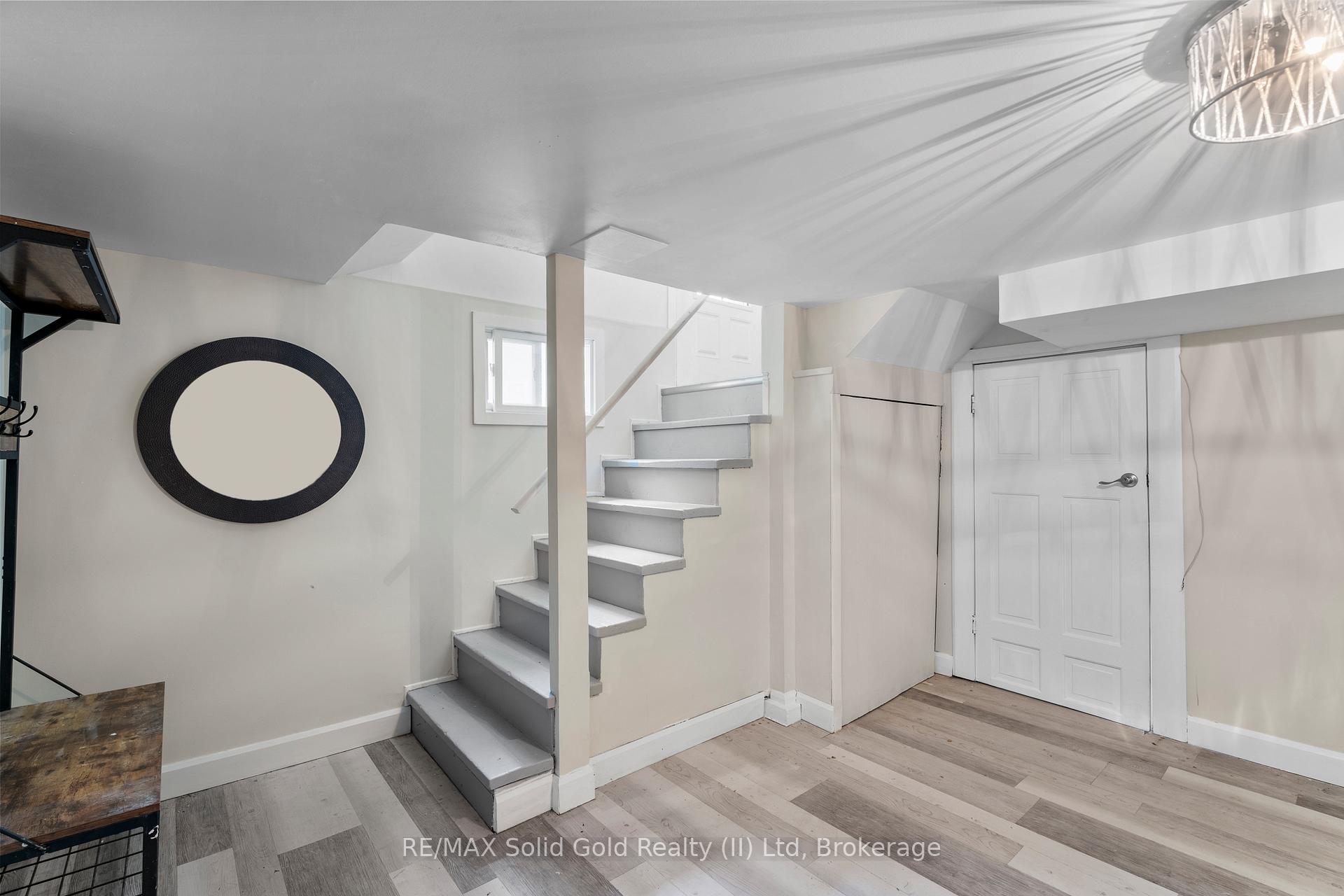 Photo 17 of 84 Elgin Crescent, Waterloo — HOMEH