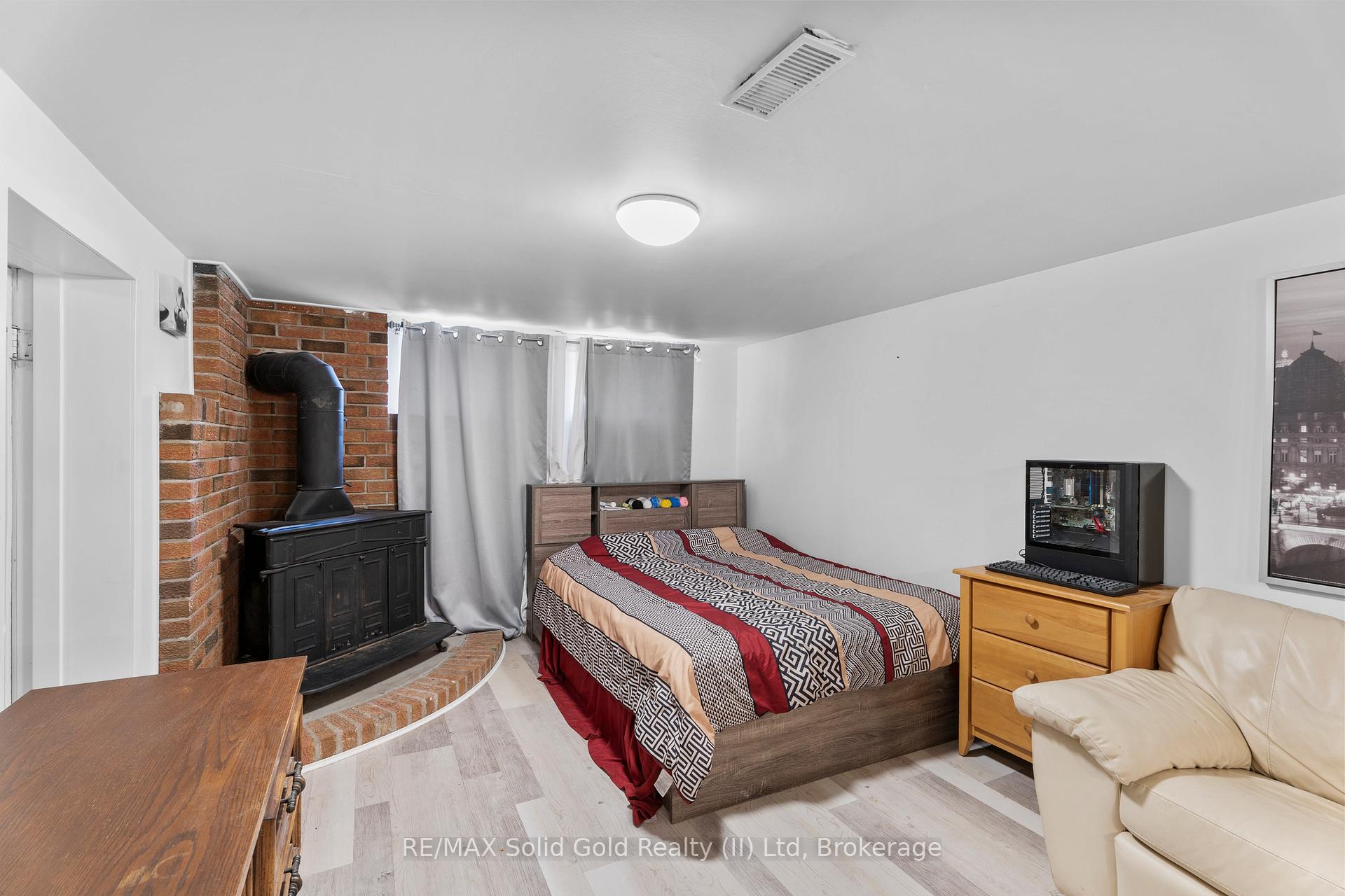 Photo 19 of 84 Elgin Crescent, Waterloo — HOMEH