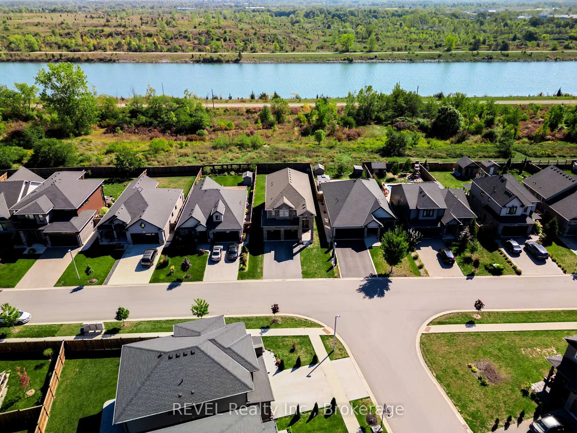 Photo 3 of 202 Viger Drive, Welland, Lincoln/Crowland — HOMEH