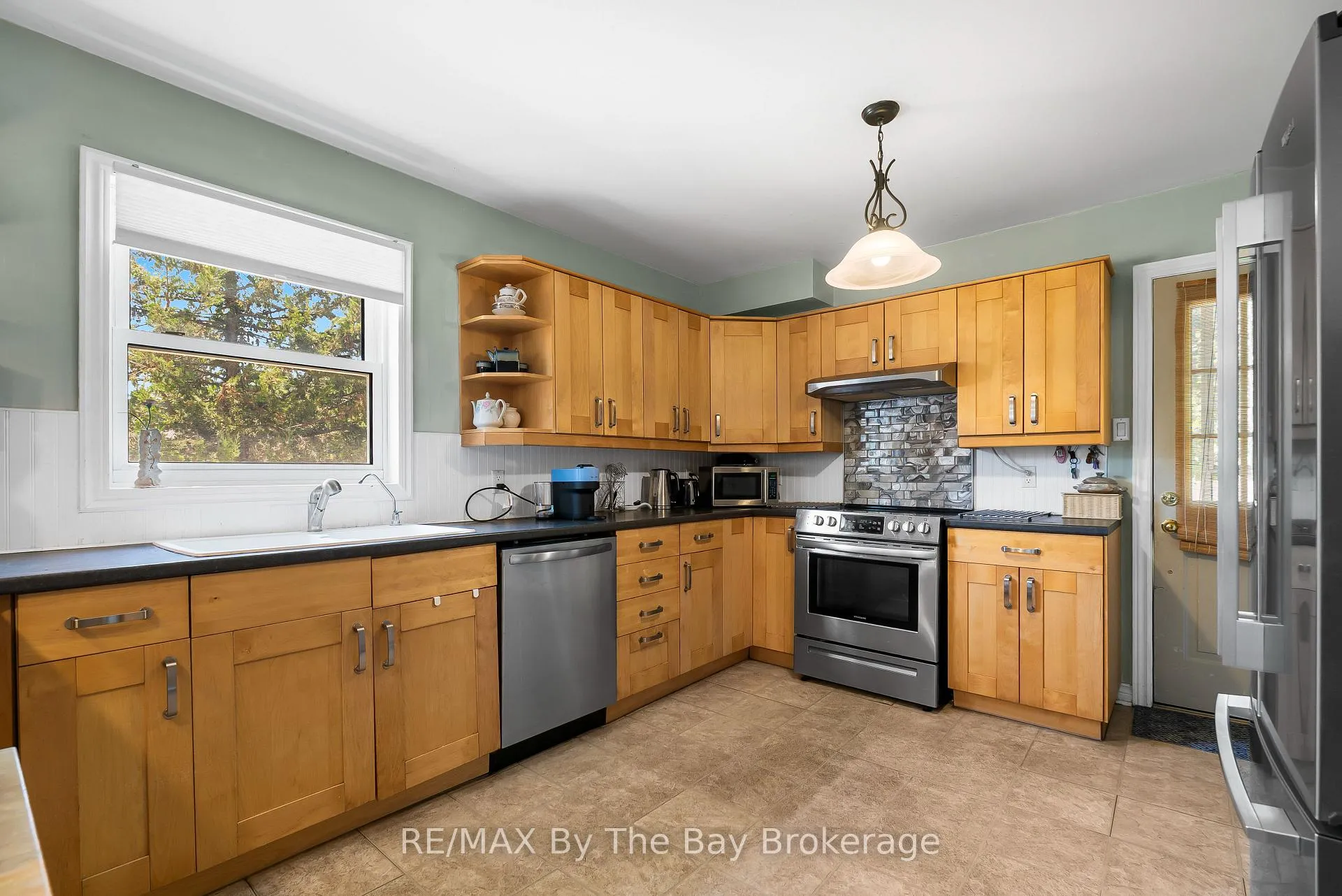 Photo 4 of 11 39th Street S, Wasaga Beach — HOMEH