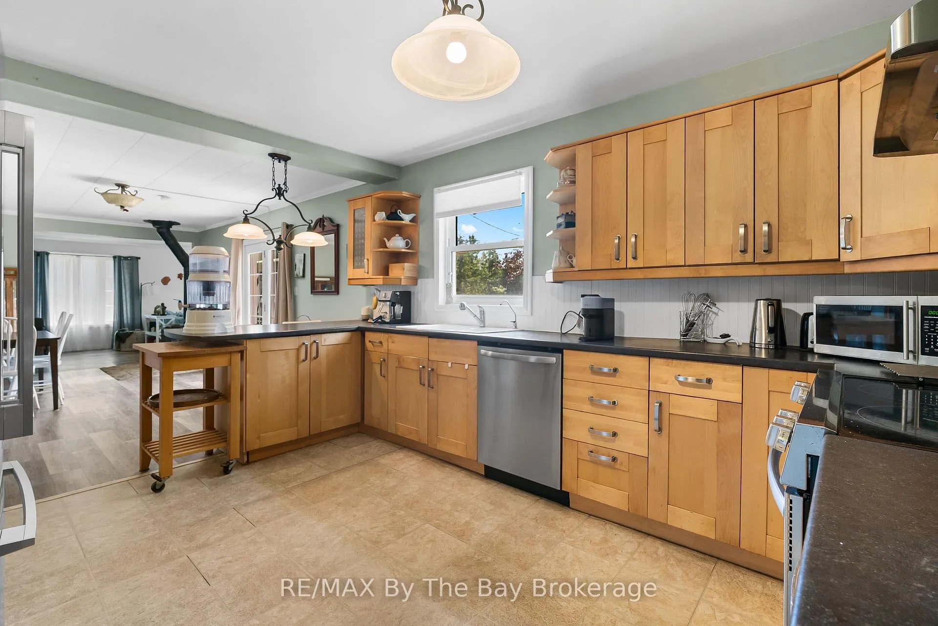 Photo 5 of 11 39th Street S, Wasaga Beach — HOMEH