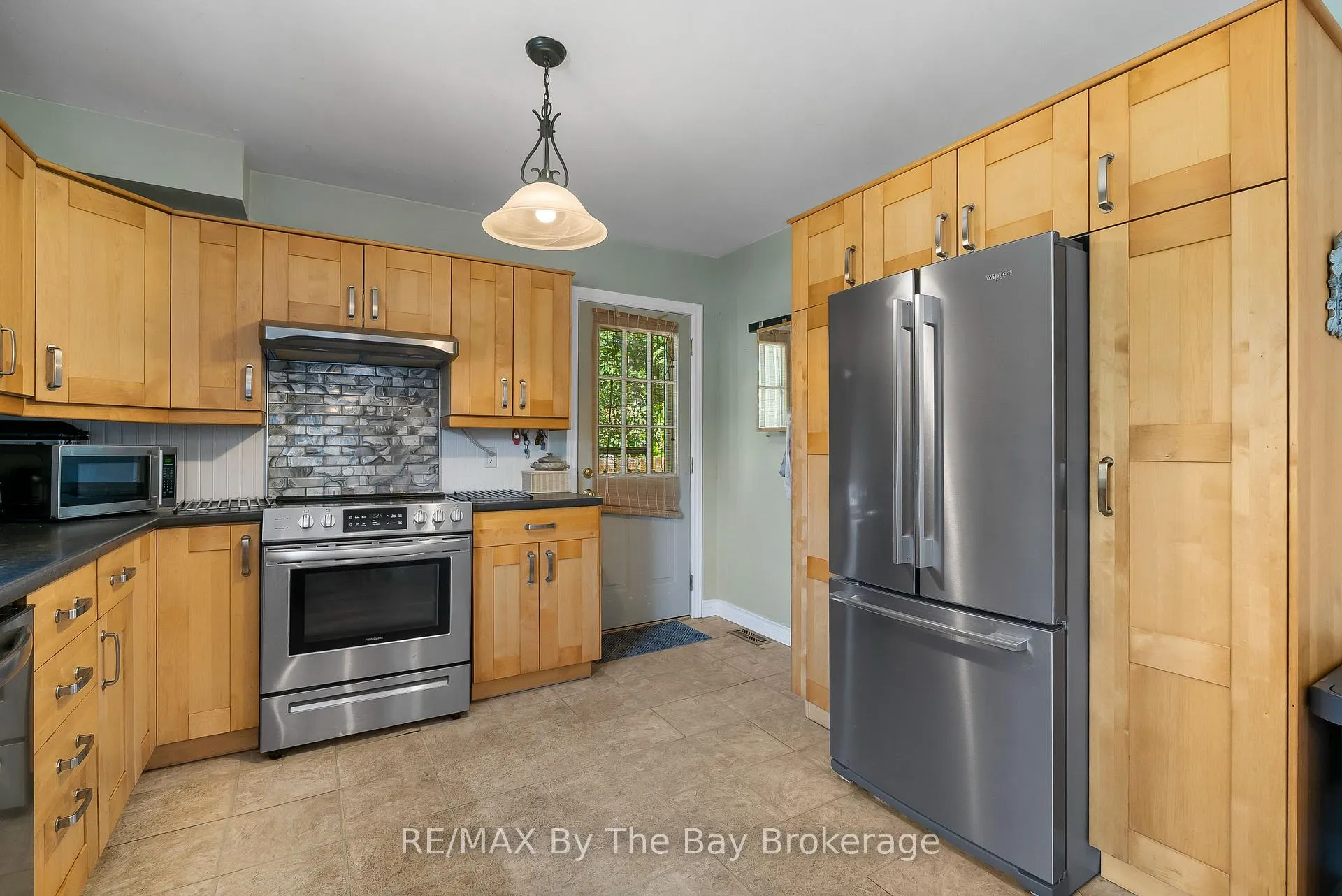 Photo 6 of 11 39th Street S, Wasaga Beach — HOMEH