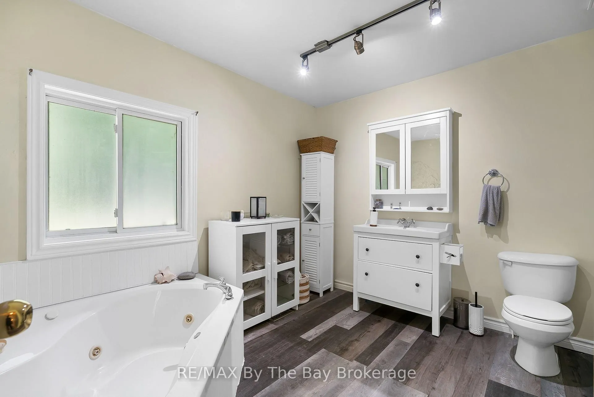 Photo 14 of 11 39th Street S, Wasaga Beach — HOMEH