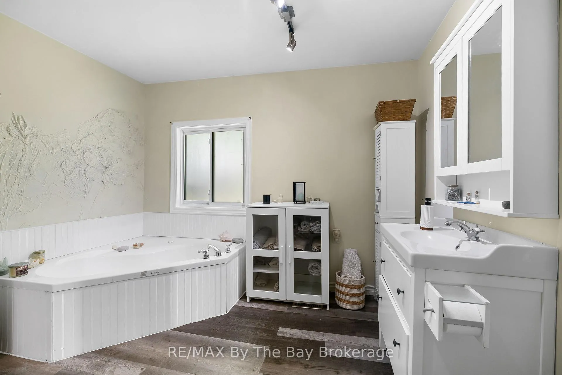 Photo 15 of 11 39th Street S, Wasaga Beach — HOMEH