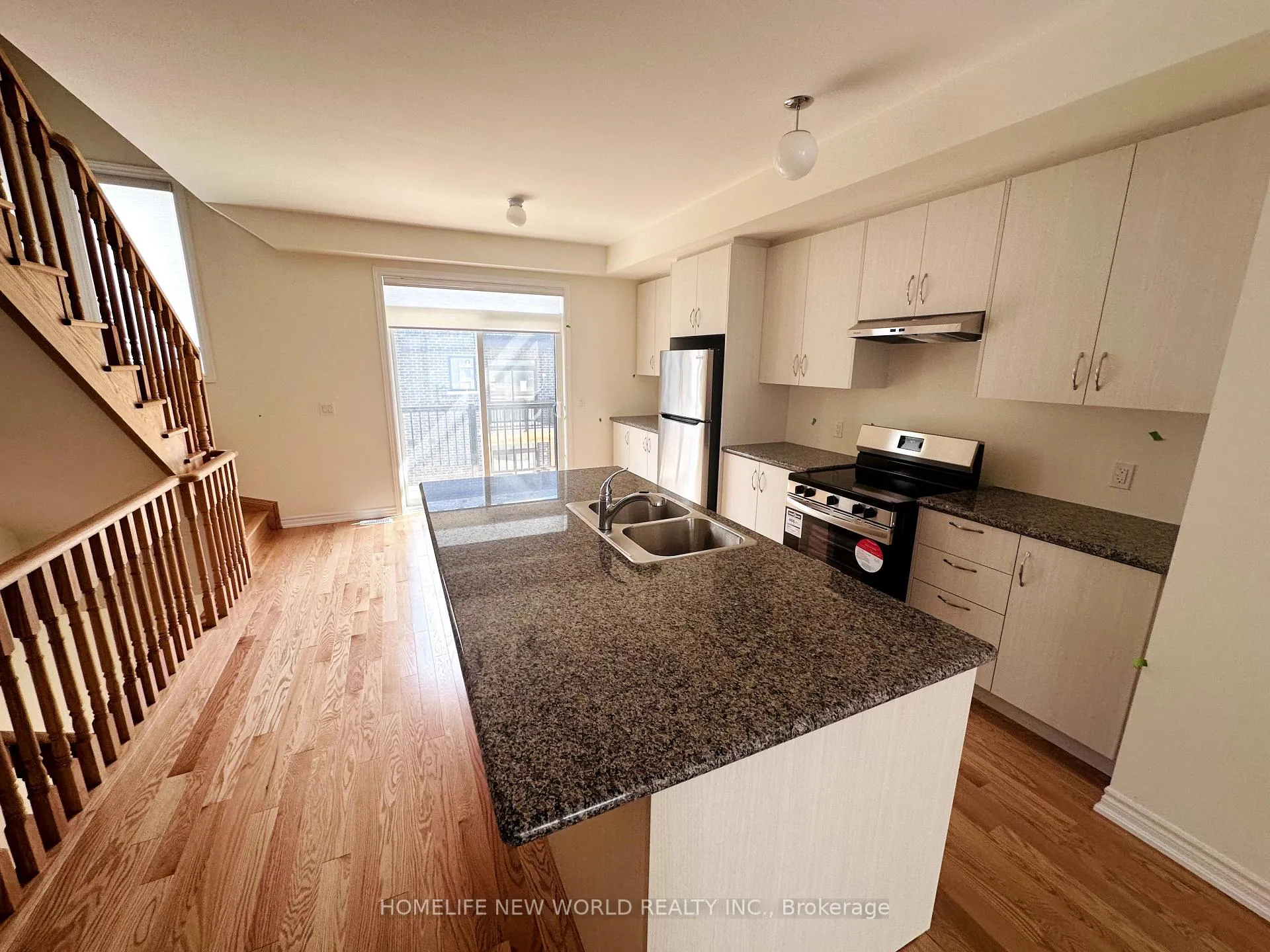 Photo 3 of 33 Drainie Street, Vaughan, Elder Mills — HOMEH