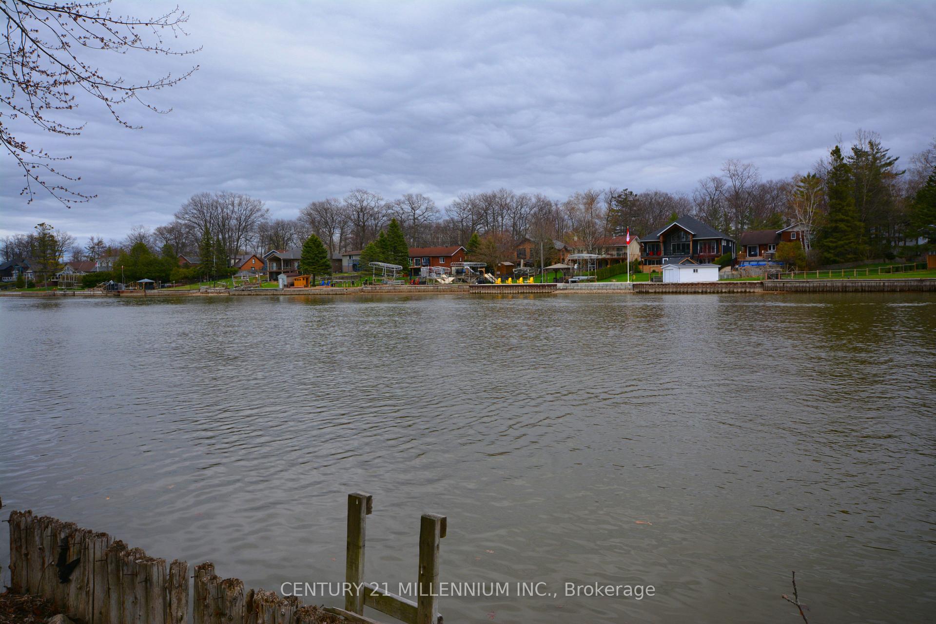 Photo 3 of 107 Old Mosley Street, Wasaga Beach — HOMEH