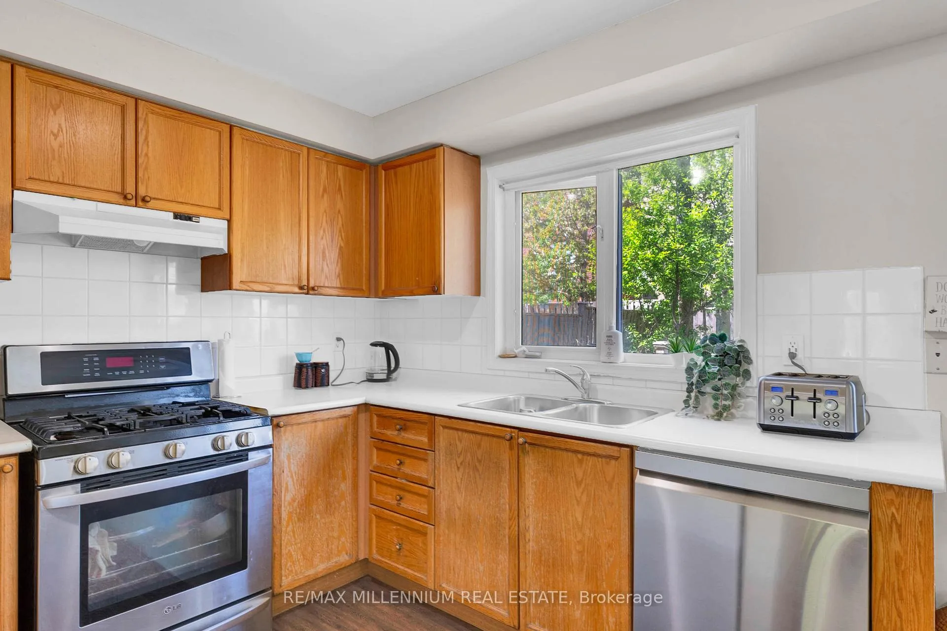 Photo 12 of 10 Mainland Crescent E, Vaughan, Vellore Village — HOMEH
