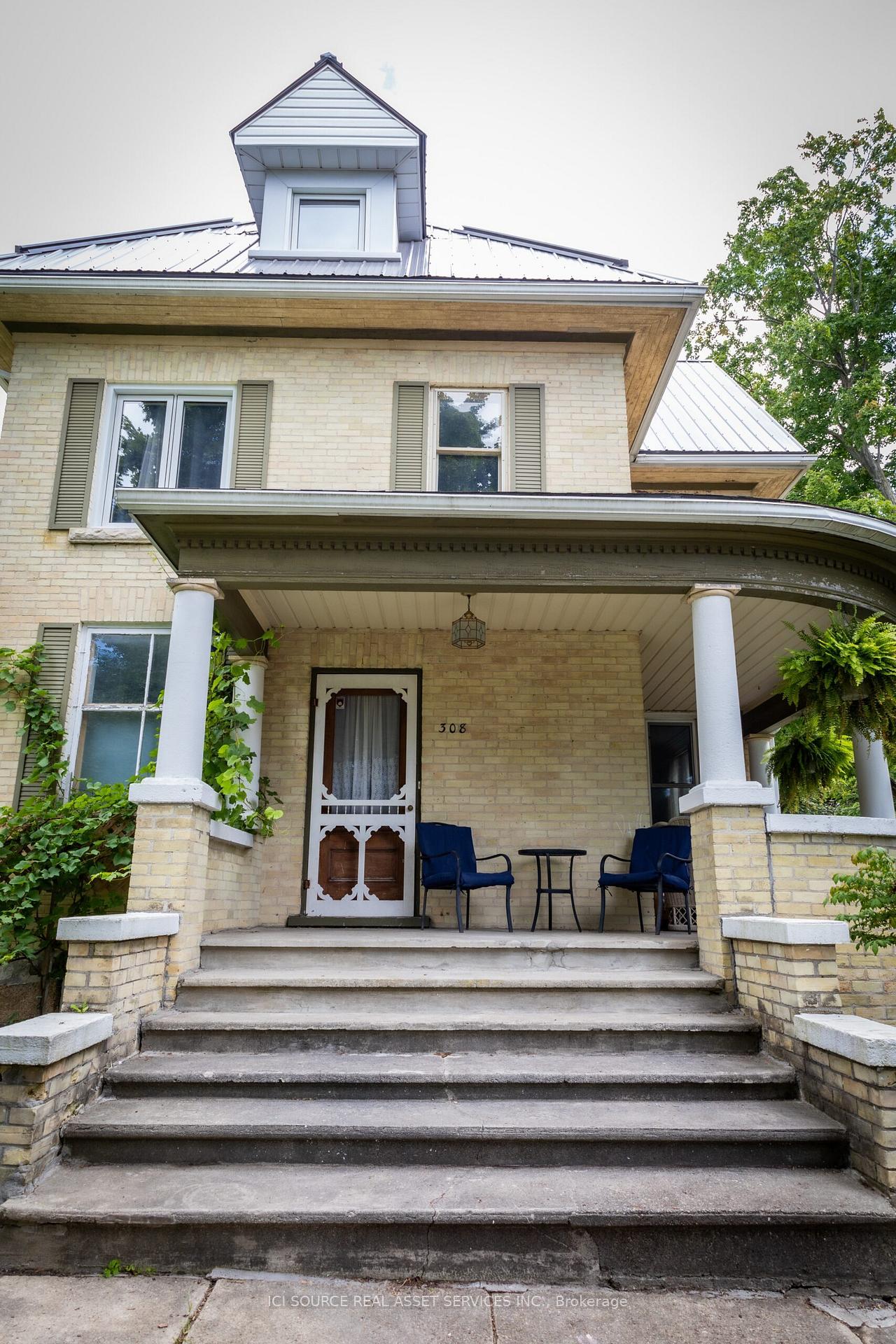 Front of 308 Fergus Street N