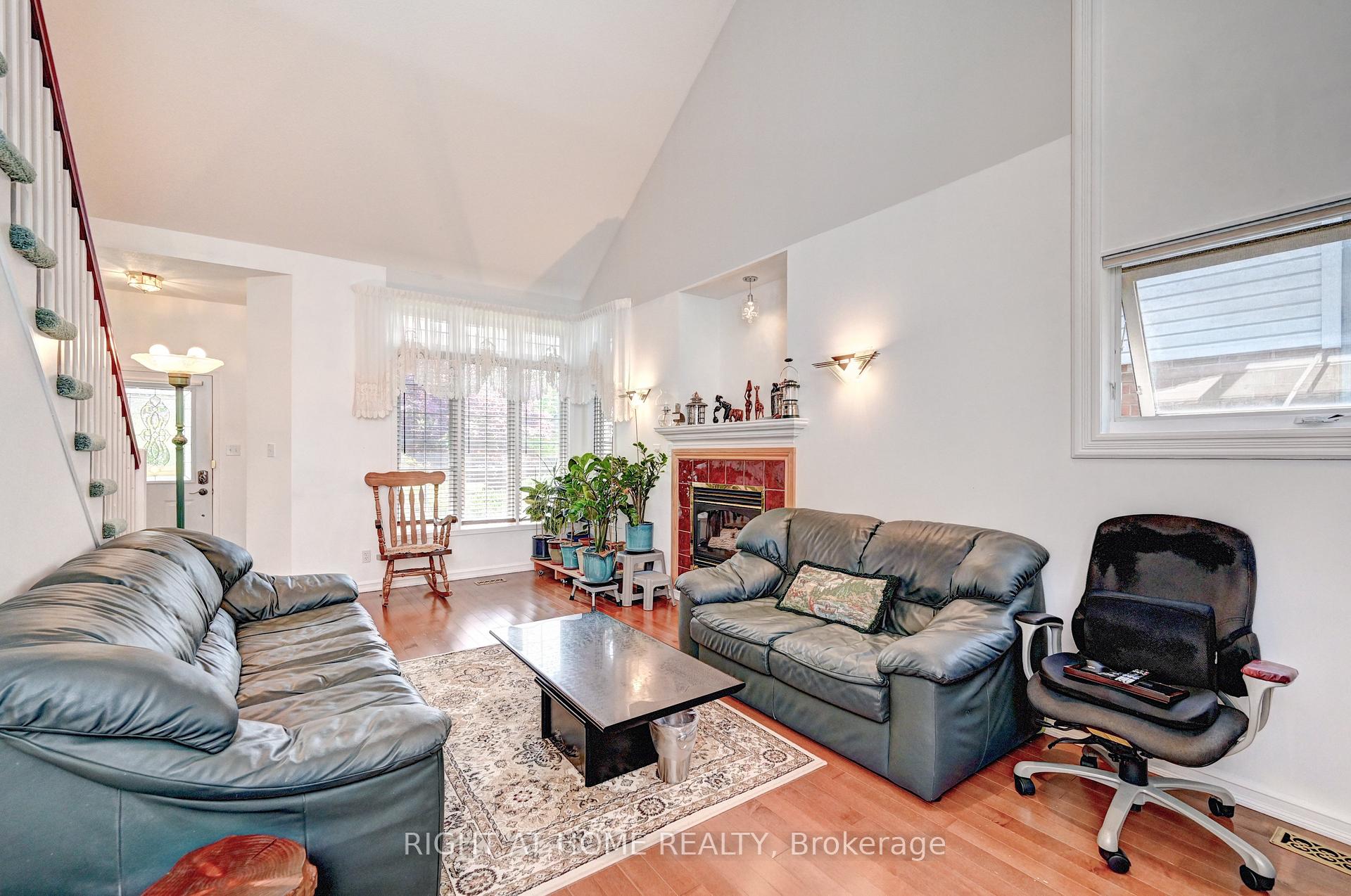 Photo 6 of 436 Dansbury Drive, Waterloo — HOMEH
