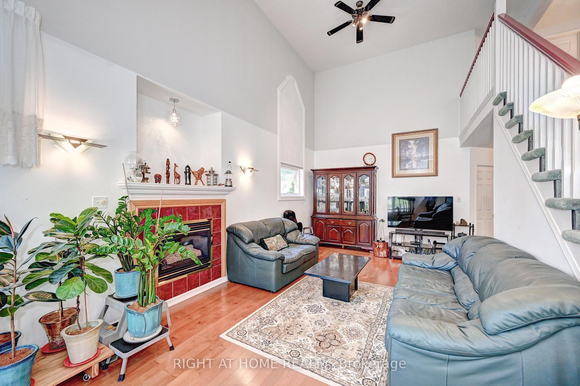 Photo 7 of 436 Dansbury Drive, Waterloo — HOMEH