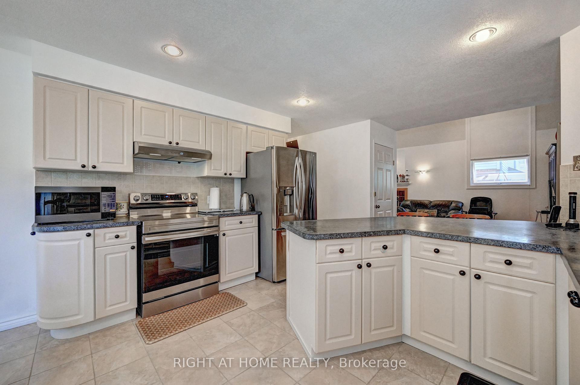 Photo 12 of 436 Dansbury Drive, Waterloo — HOMEH