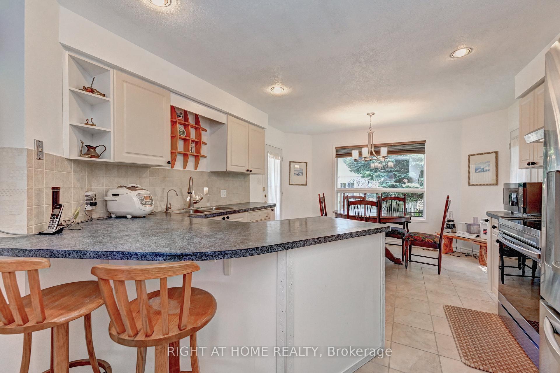 Photo 14 of 436 Dansbury Drive, Waterloo — HOMEH