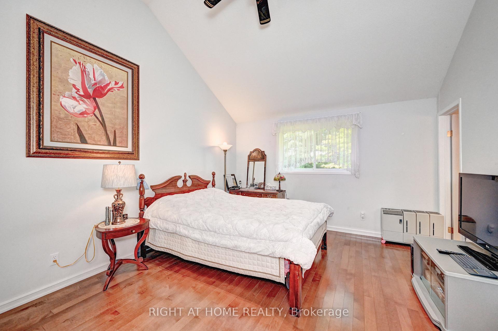 Photo 23 of 436 Dansbury Drive, Waterloo — HOMEH