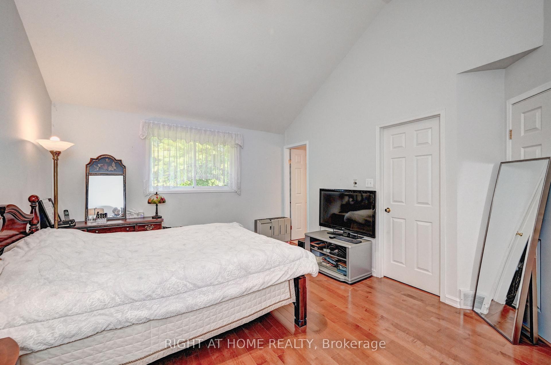 Photo 25 of 436 Dansbury Drive, Waterloo — HOMEH