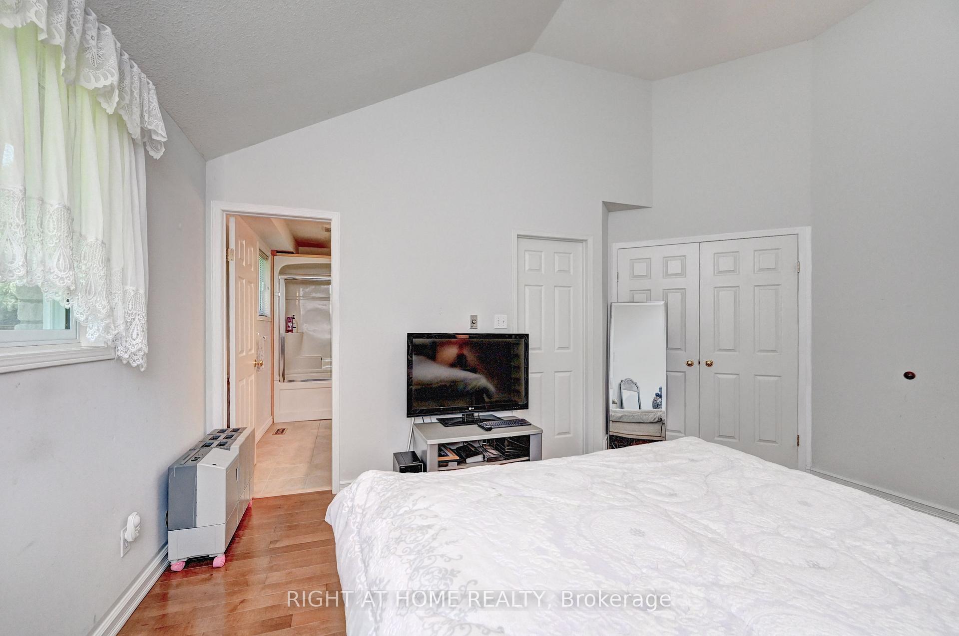 Photo 26 of 436 Dansbury Drive, Waterloo — HOMEH