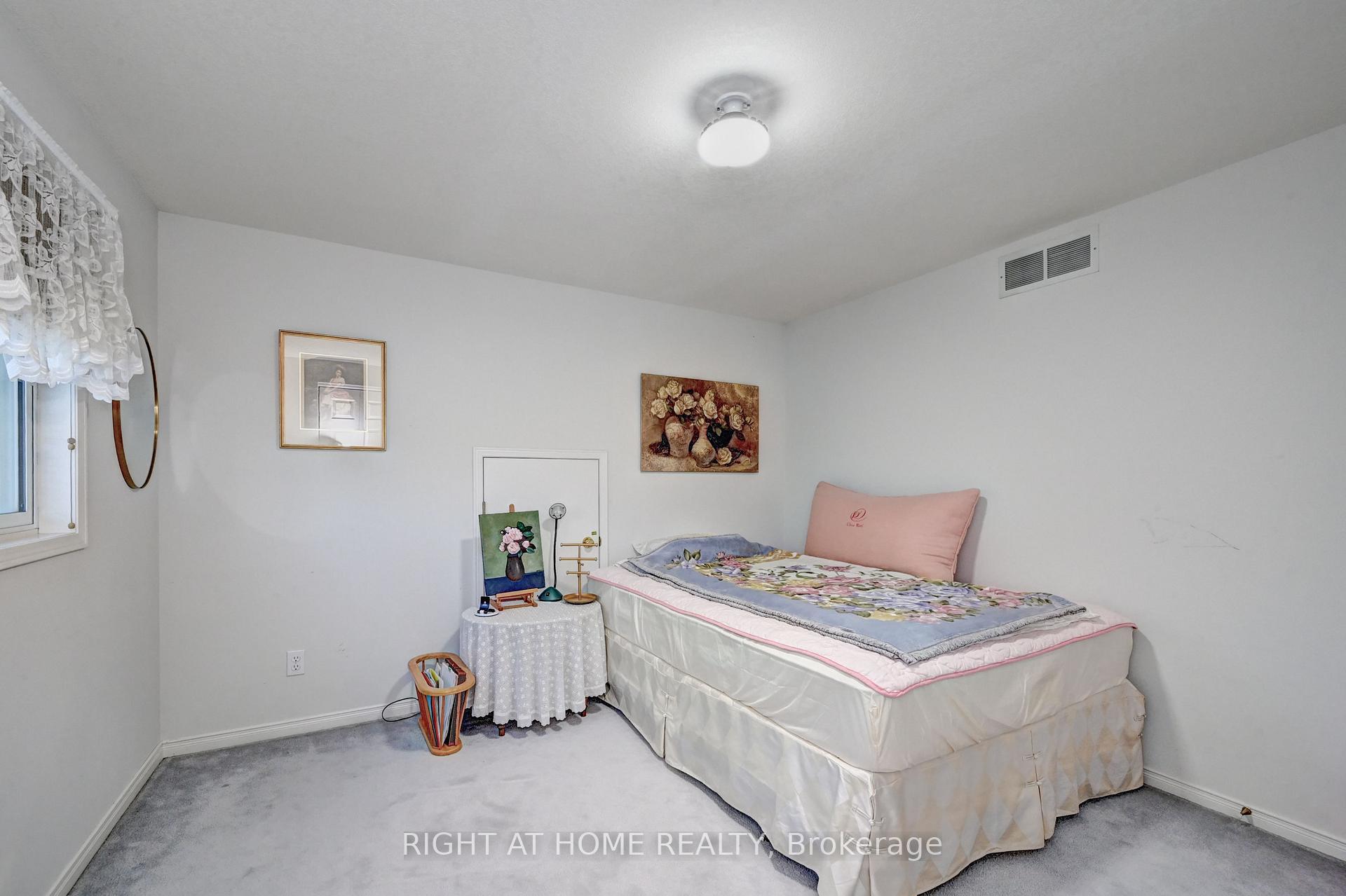 Photo 34 of 436 Dansbury Drive, Waterloo — HOMEH