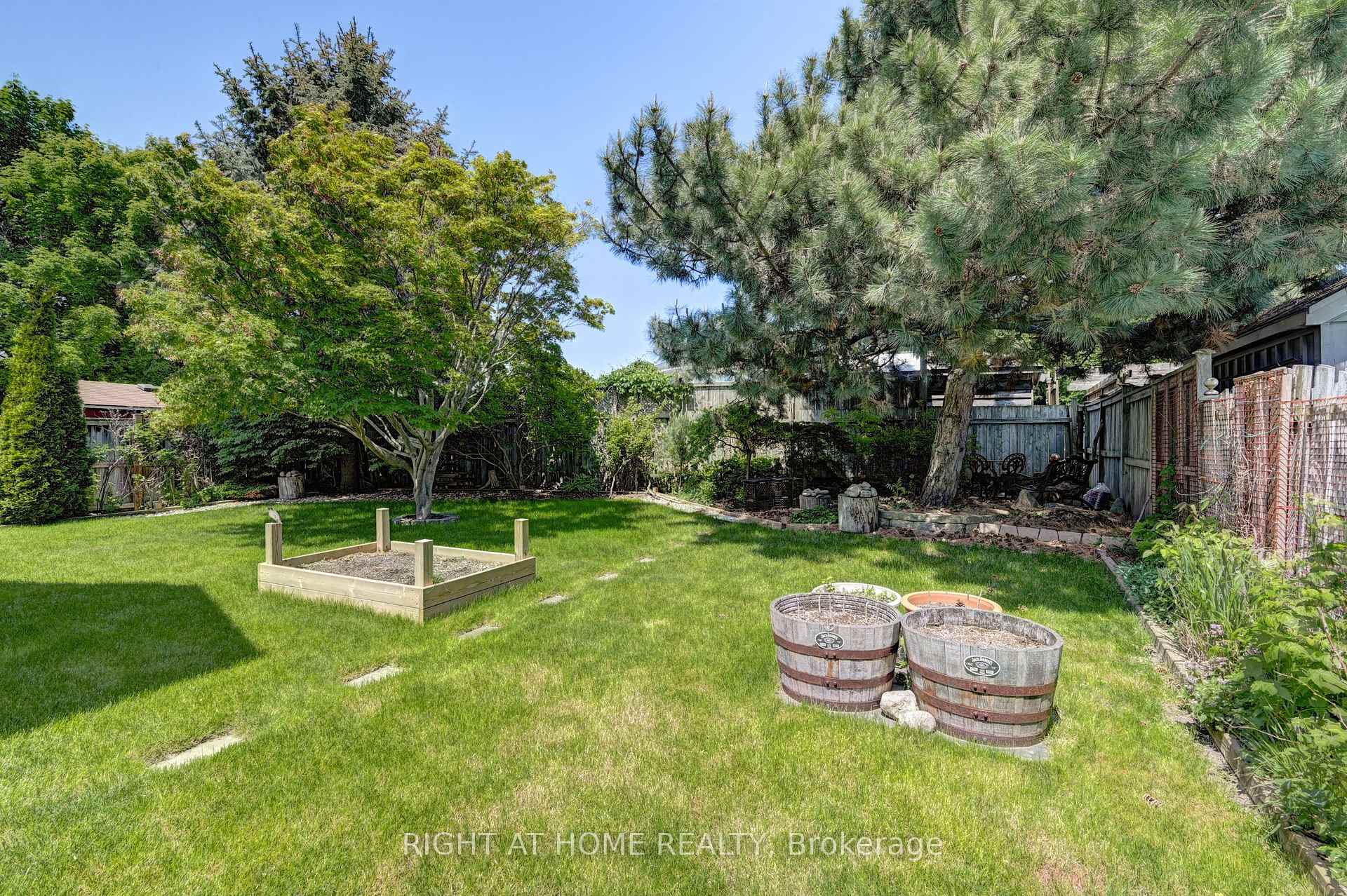 Photo 38 of 436 Dansbury Drive, Waterloo — HOMEH