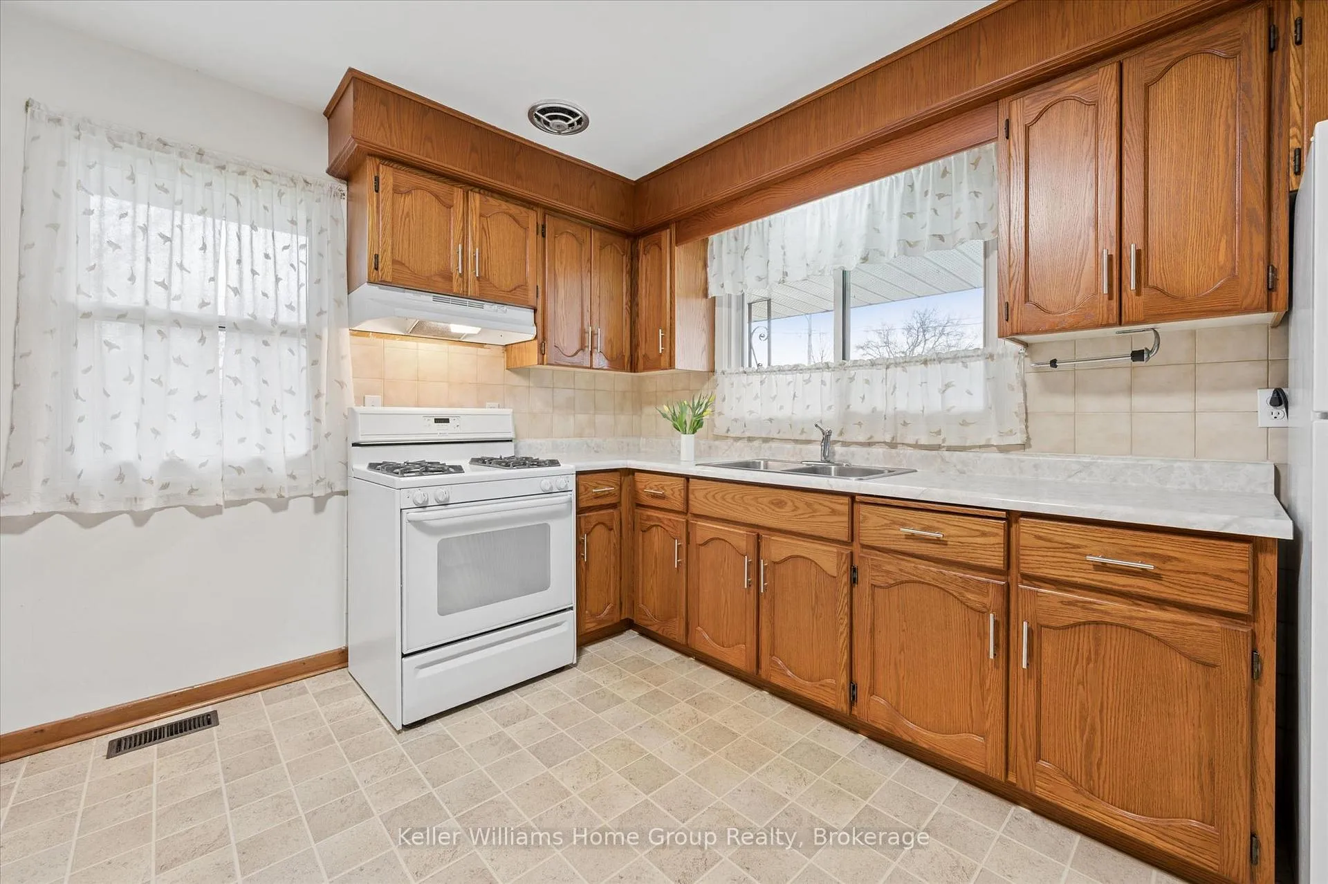 Photo 11 of 28 Normandy Drive, Guelph, St. George's — HOMEH