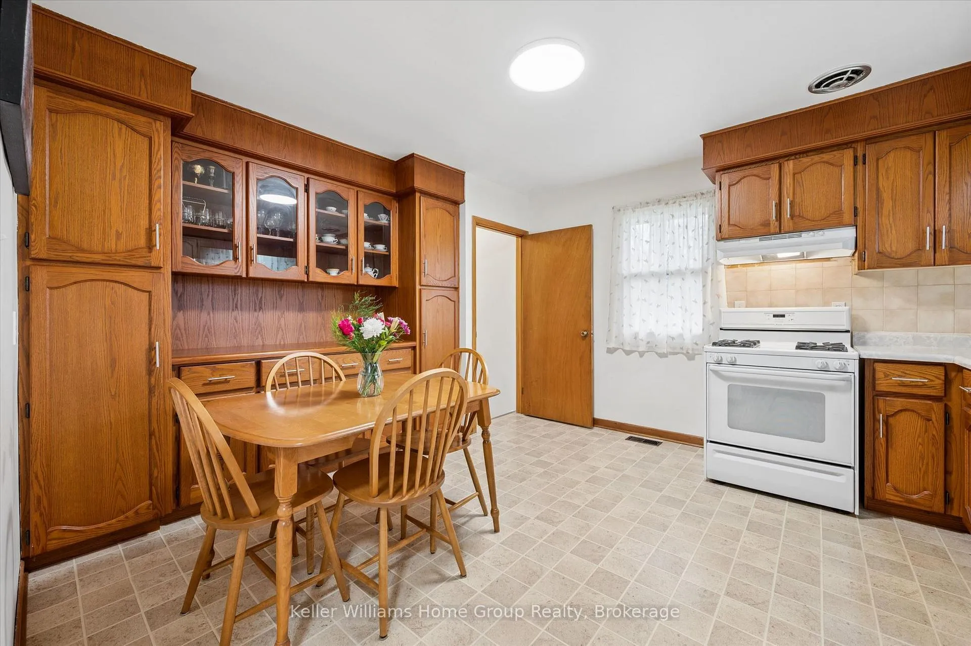 Photo 14 of 28 Normandy Drive, Guelph, St. George's — HOMEH