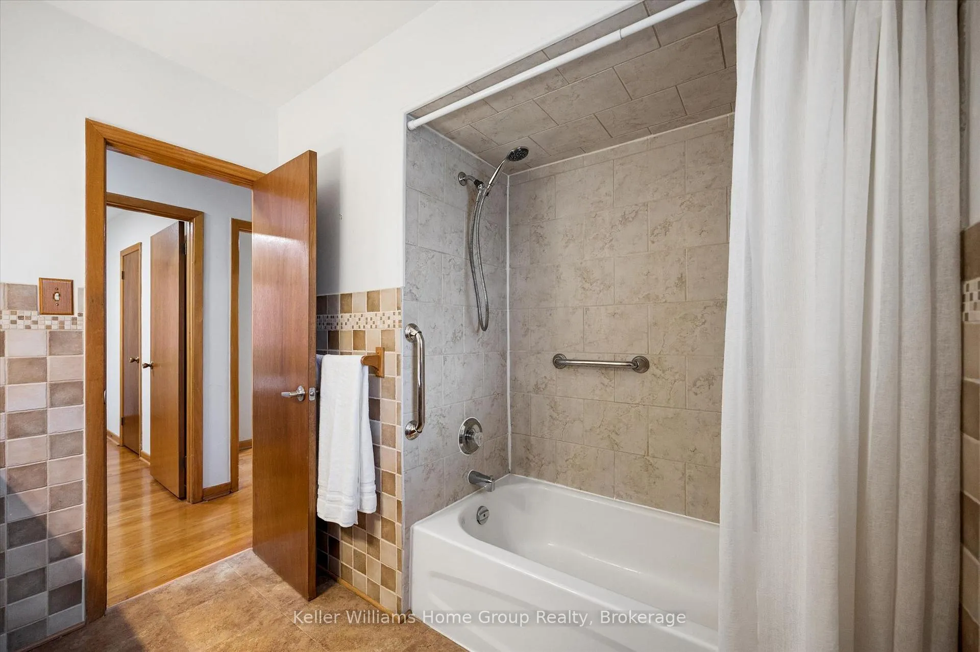 Photo 22 of 28 Normandy Drive, Guelph, St. George's — HOMEH