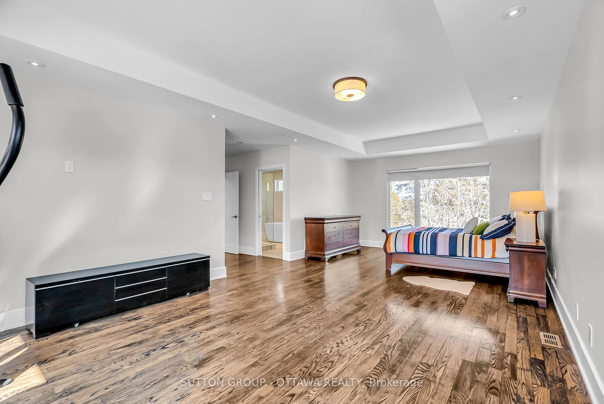 Photo 13 of 333 Summit Avenue W, Ottawa, Alta Vista/Faircrest Heights — HOMEH