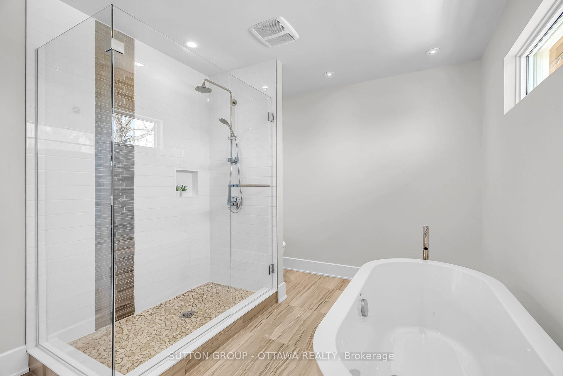 Photo 15 of 333 Summit Avenue W, Ottawa, Alta Vista/Faircrest Heights — HOMEH