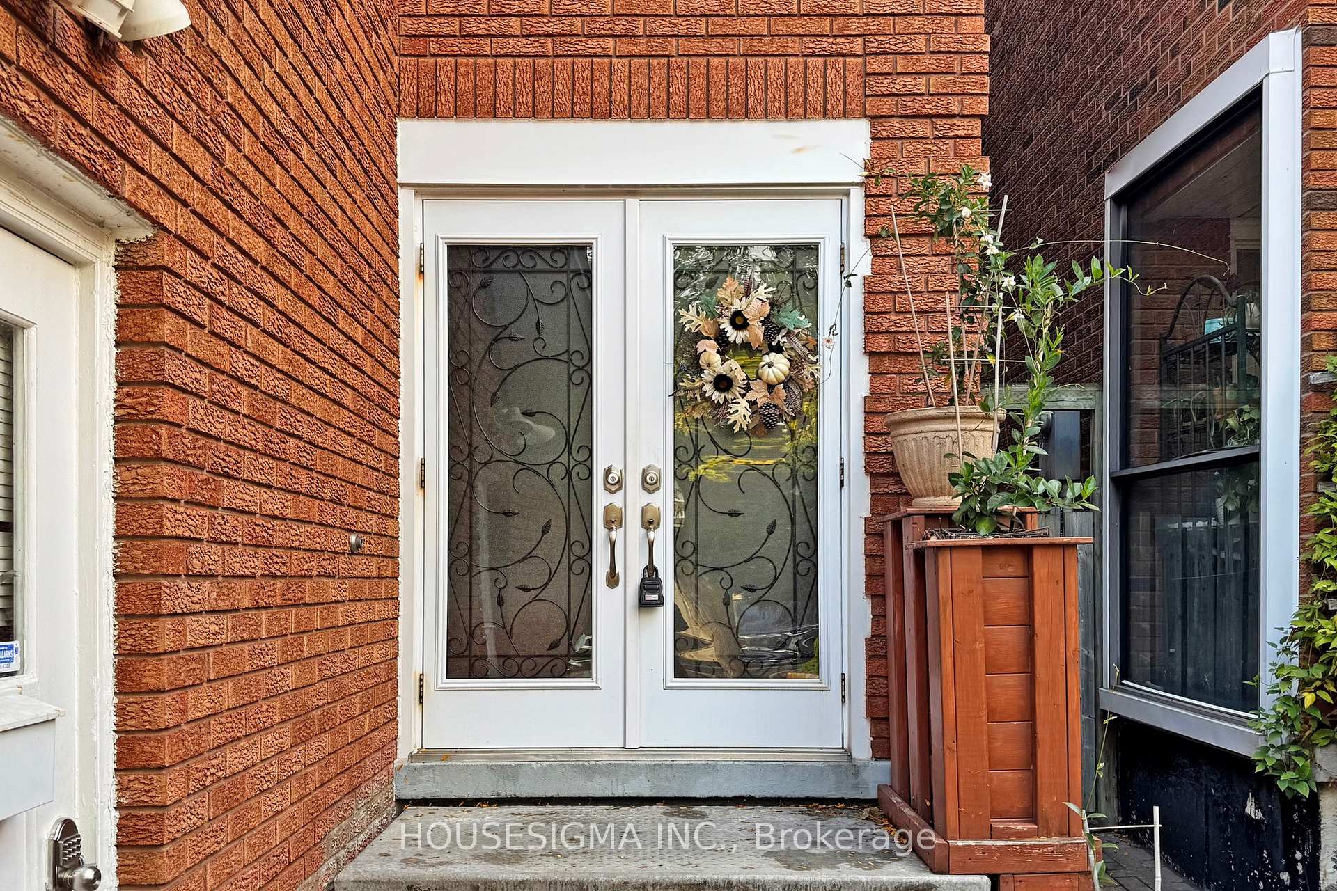 Photo 2 of 54 Oakmount Crescent, Vaughan, Glen Shields — HOMEH