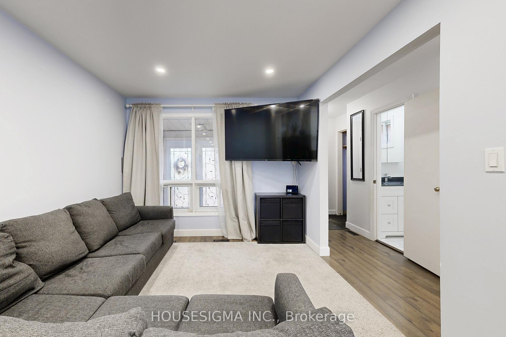 Photo 3 of 54 Oakmount Crescent, Vaughan, Glen Shields — HOMEH
