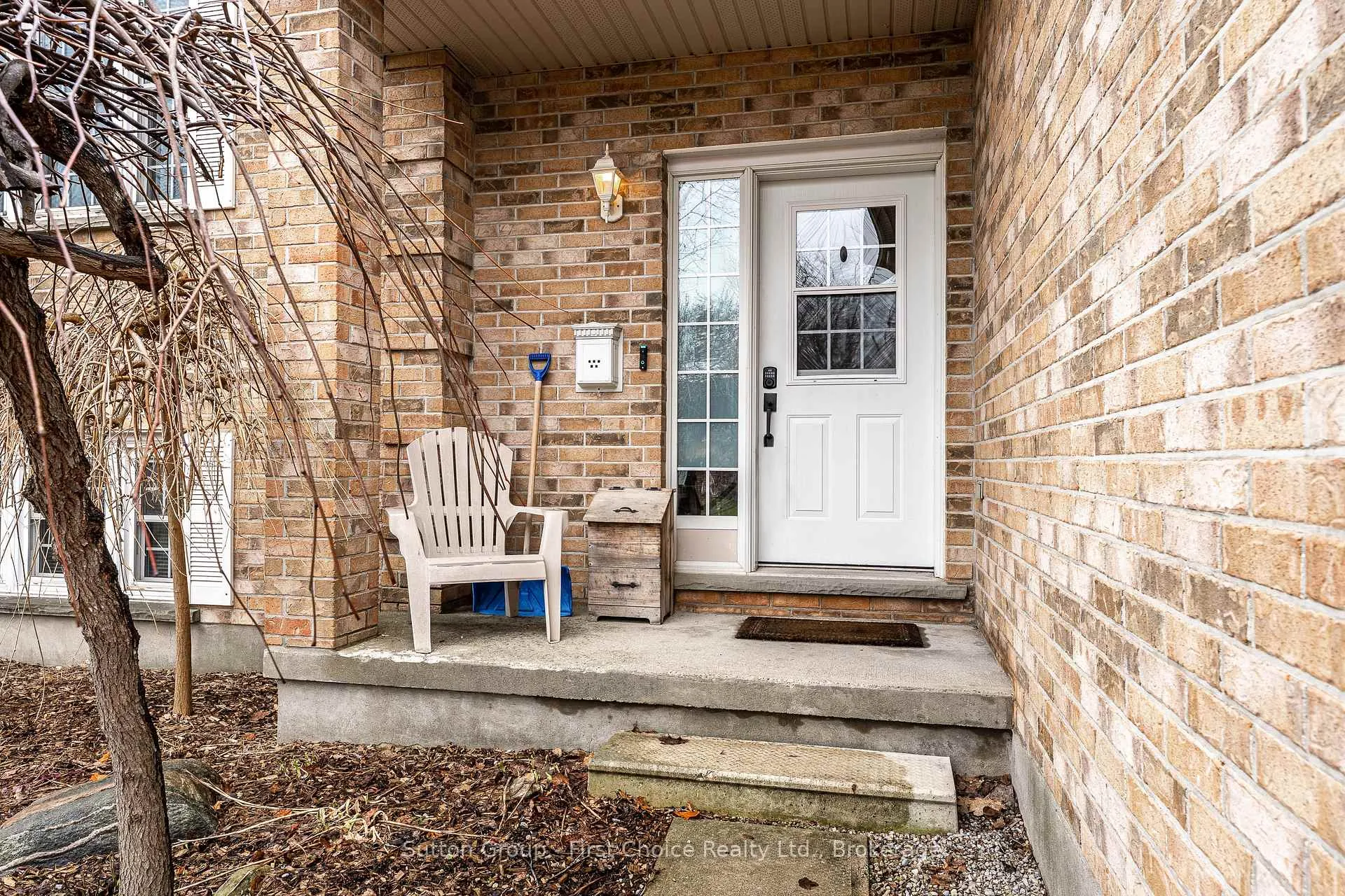 Photo 3 of 27 Mcqueen Court, Stratford — HOMEH