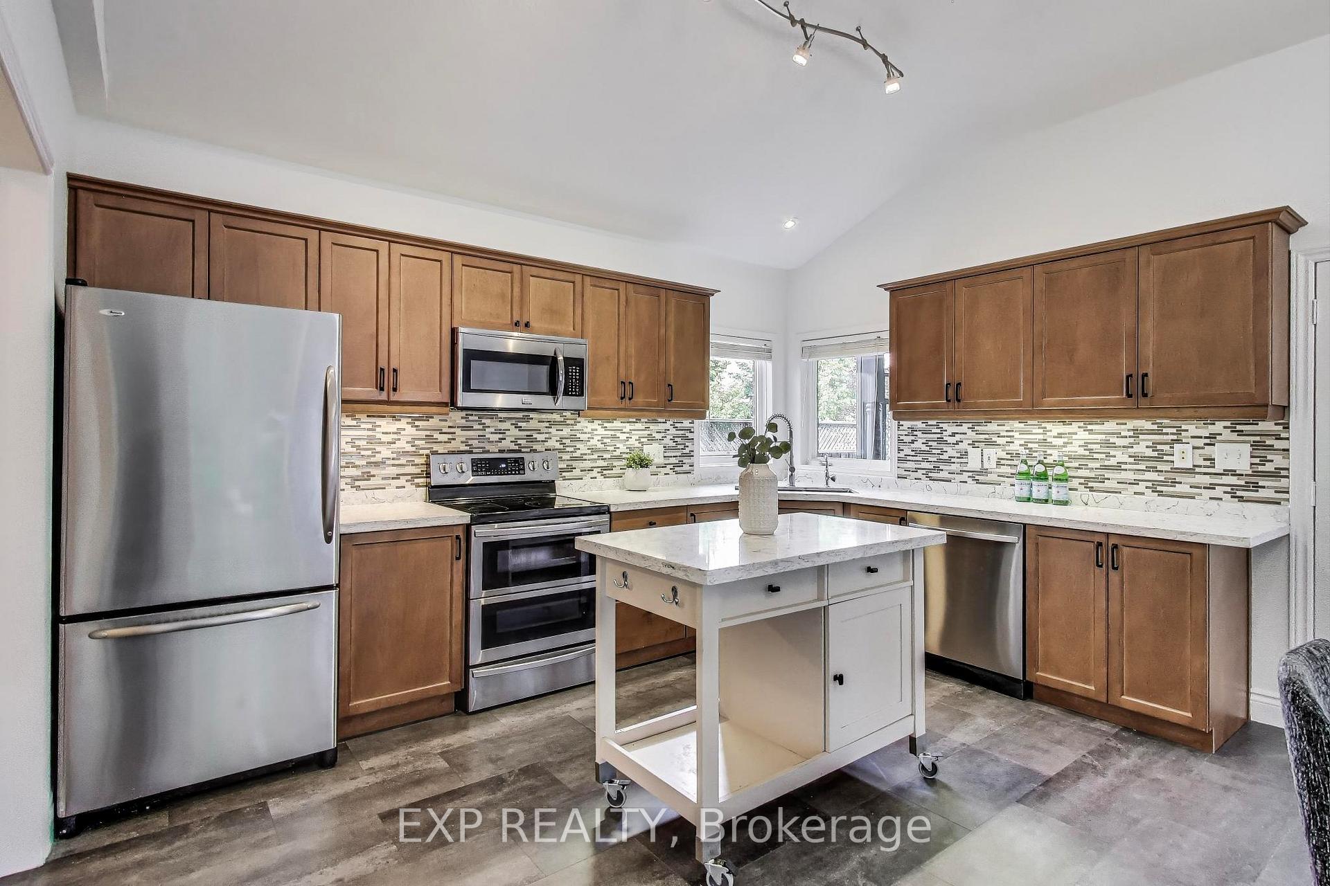 Photo 11 of 570 New Bedford Drive, Waterloo — HOMEH