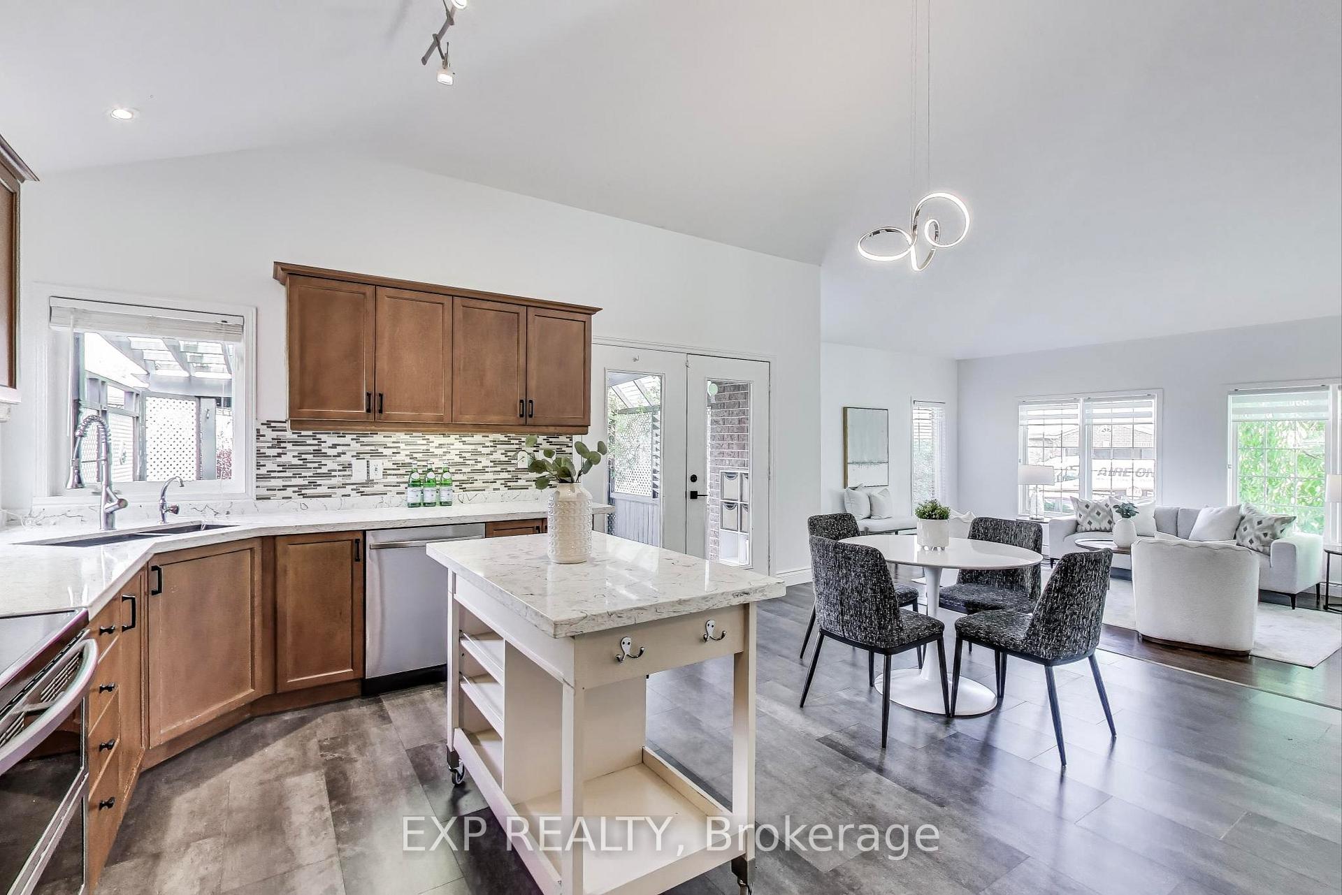 Photo 12 of 570 New Bedford Drive, Waterloo — HOMEH