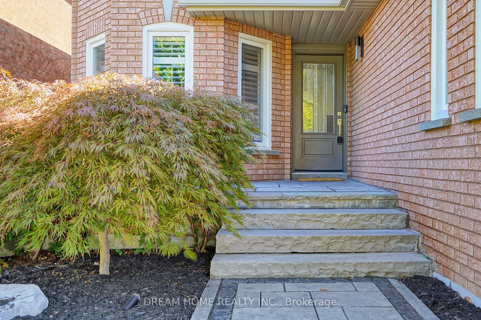 Photo 3 of 47 Venetian Crescent, Vaughan, East Woodbridge — HOMEH