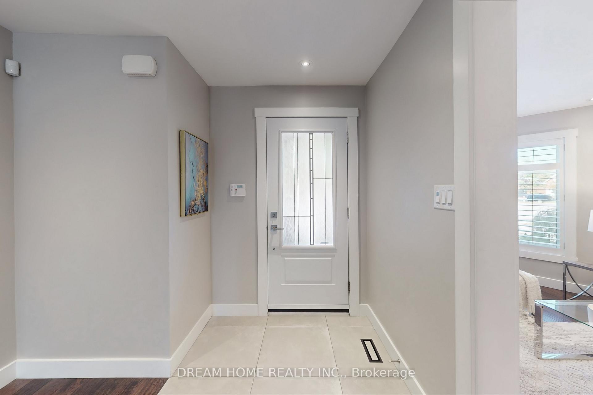 Photo 4 of 47 Venetian Crescent, Vaughan, East Woodbridge — HOMEH