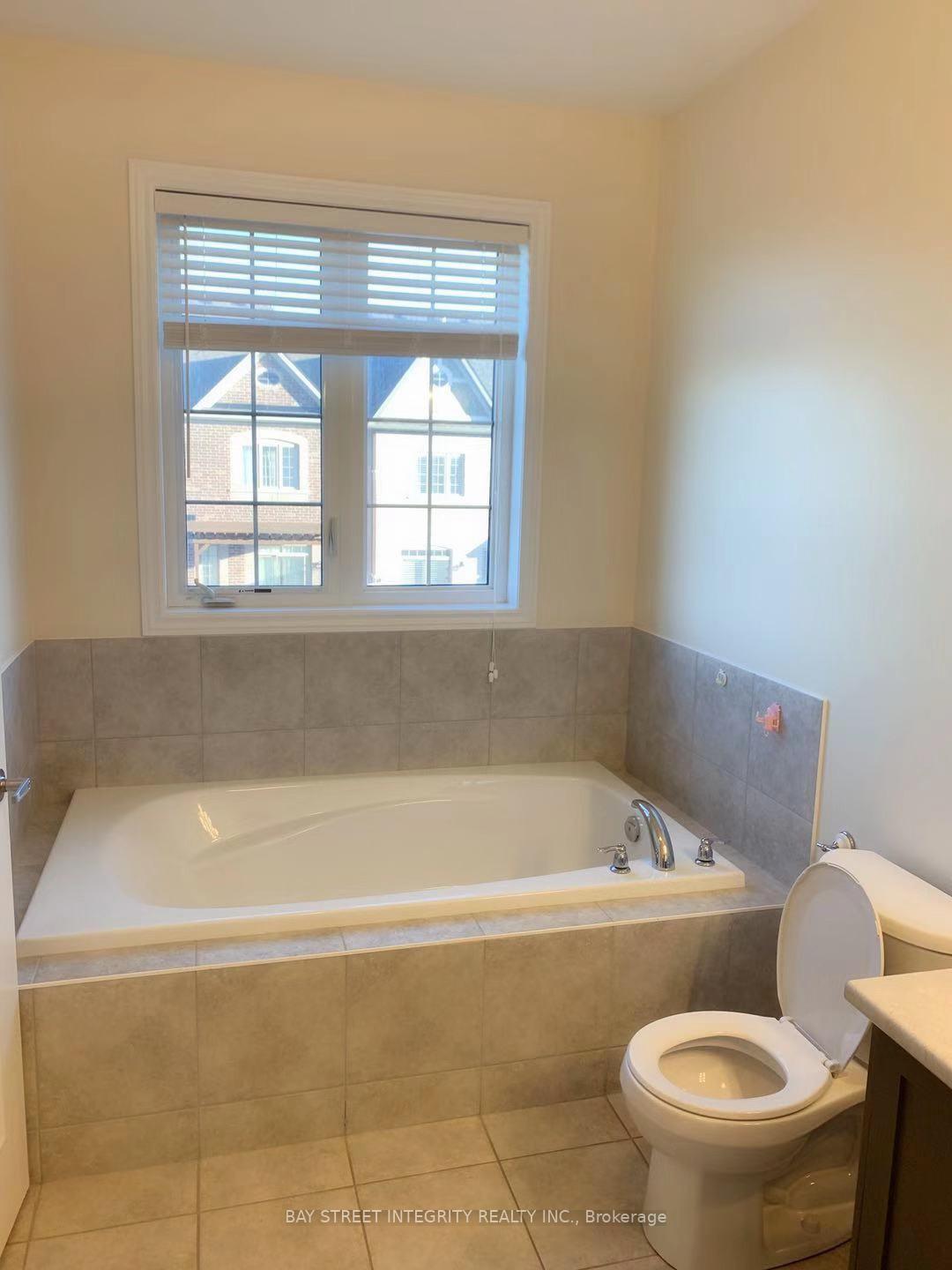 Photo 10 of 213 East's Corners Boulevard, Vaughan, Kleinburg — HOMEH