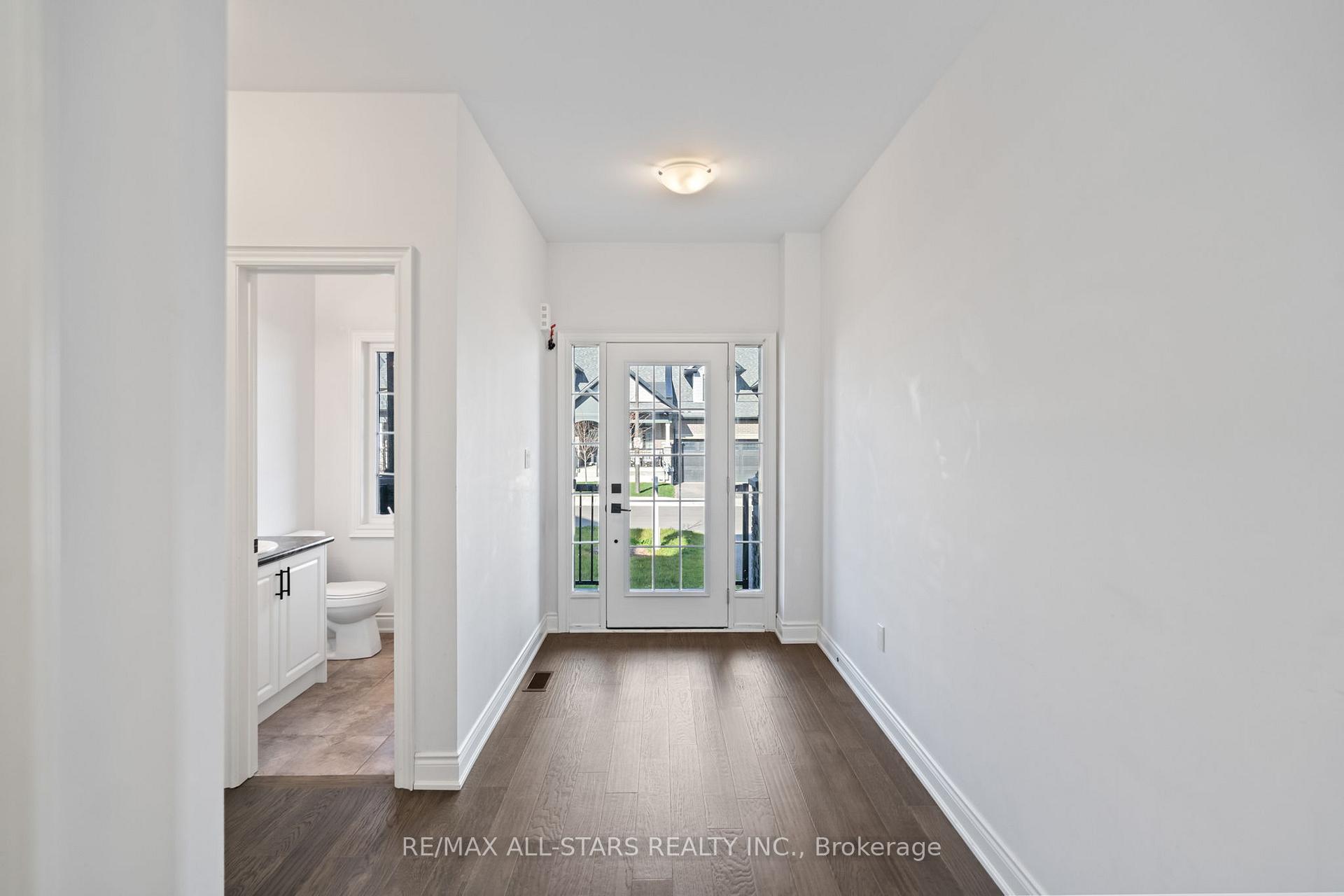 Photo 3 of 22 Ballinger Way, Uxbridge — HOMEH