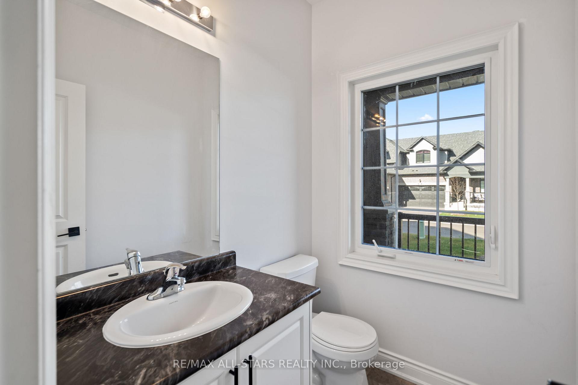 Photo 4 of 22 Ballinger Way, Uxbridge — HOMEH