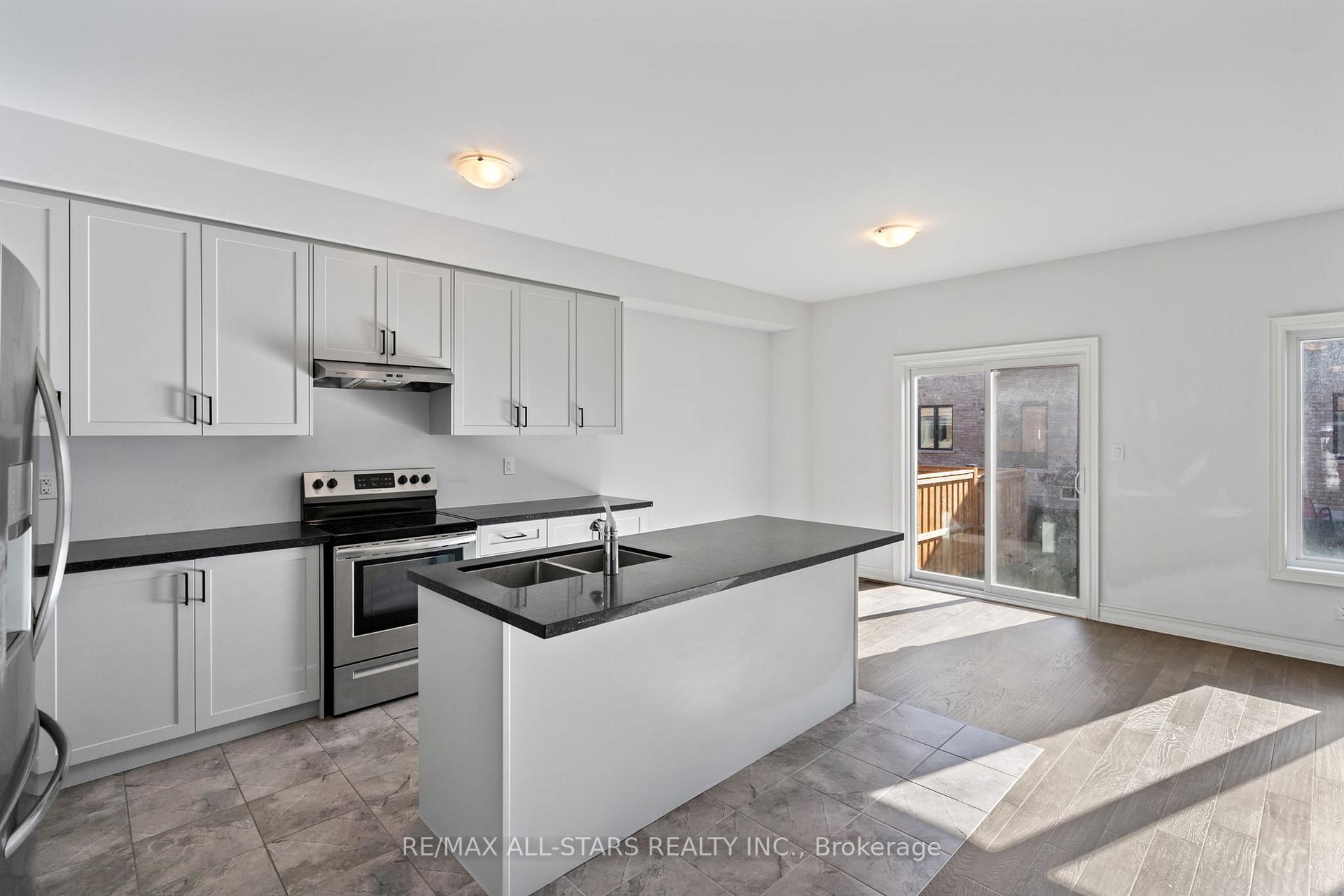Photo 5 of 22 Ballinger Way, Uxbridge — HOMEH